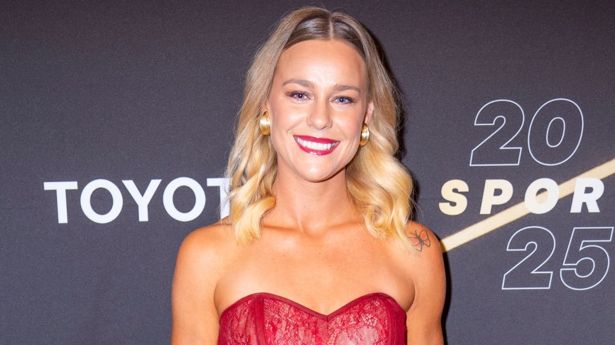 Pernille Blume i stropløs rød blondekjole