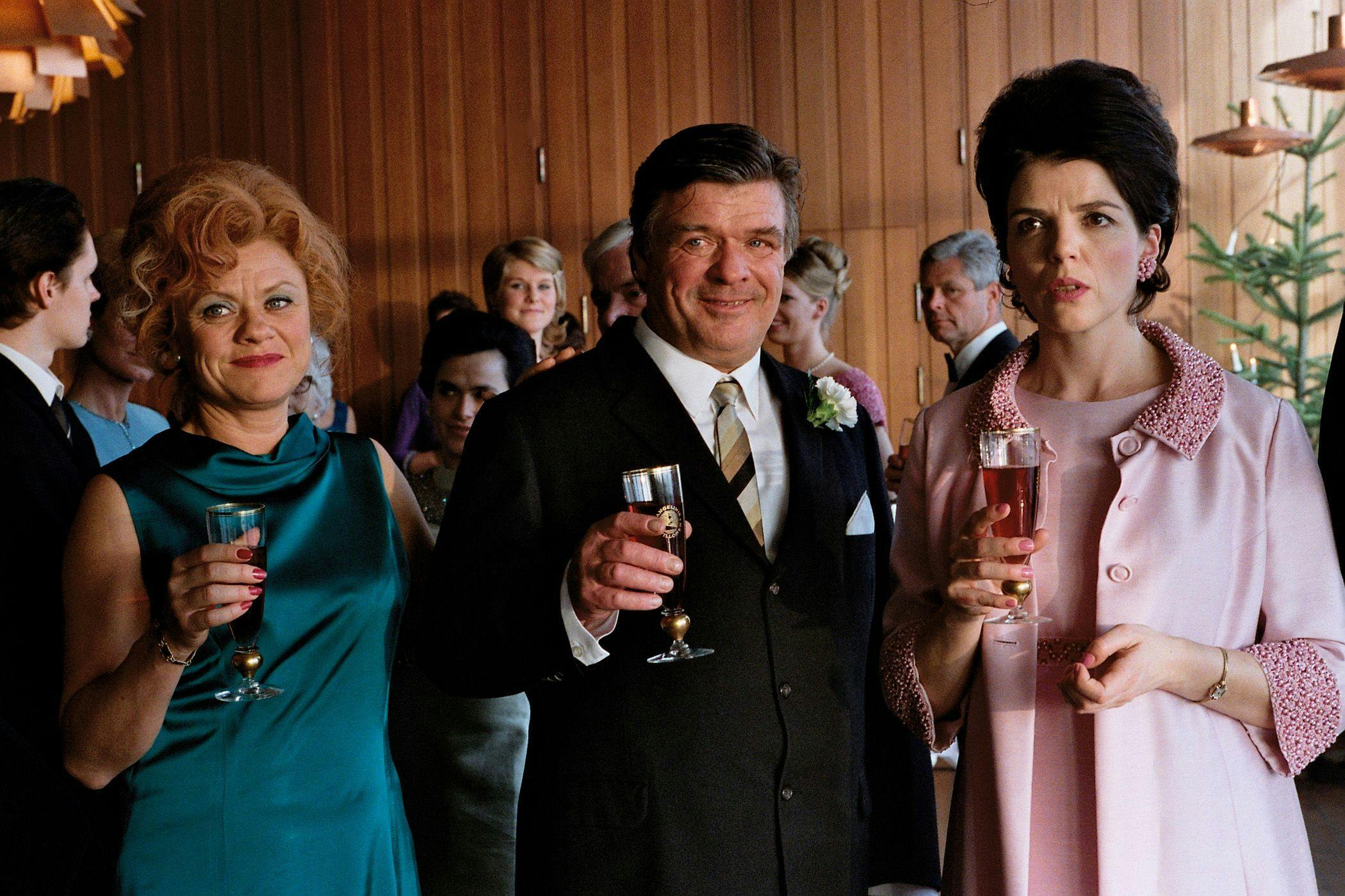 Det var Pernille Højmarks karakter, der havde kjolen på i "Krøniken", som kan ses på DR TV.