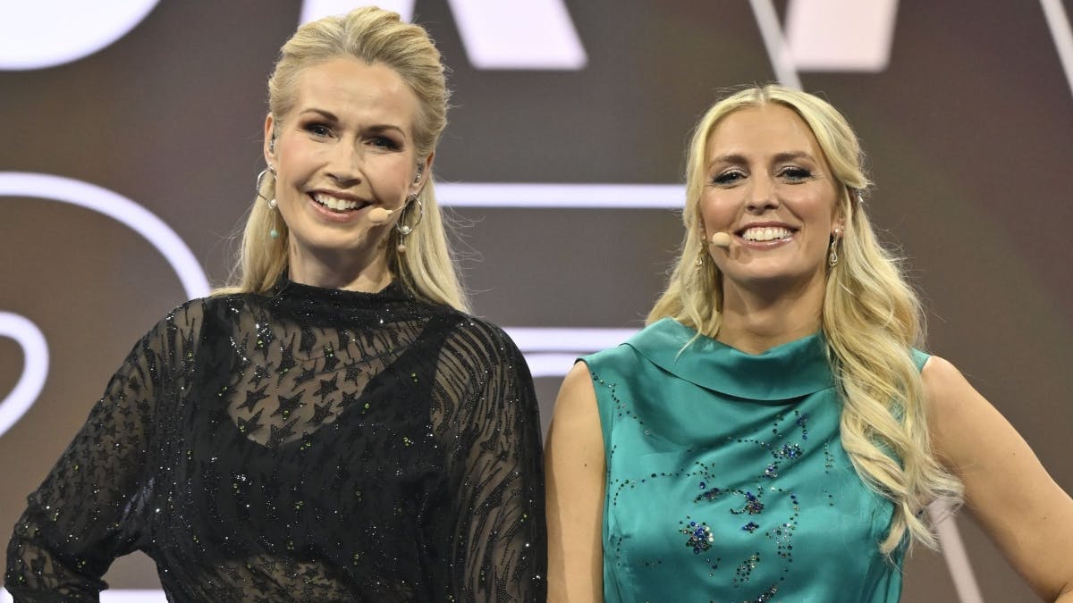 Tina Müller og Josefine Høgh har tøj fra DR's kostumelager på
