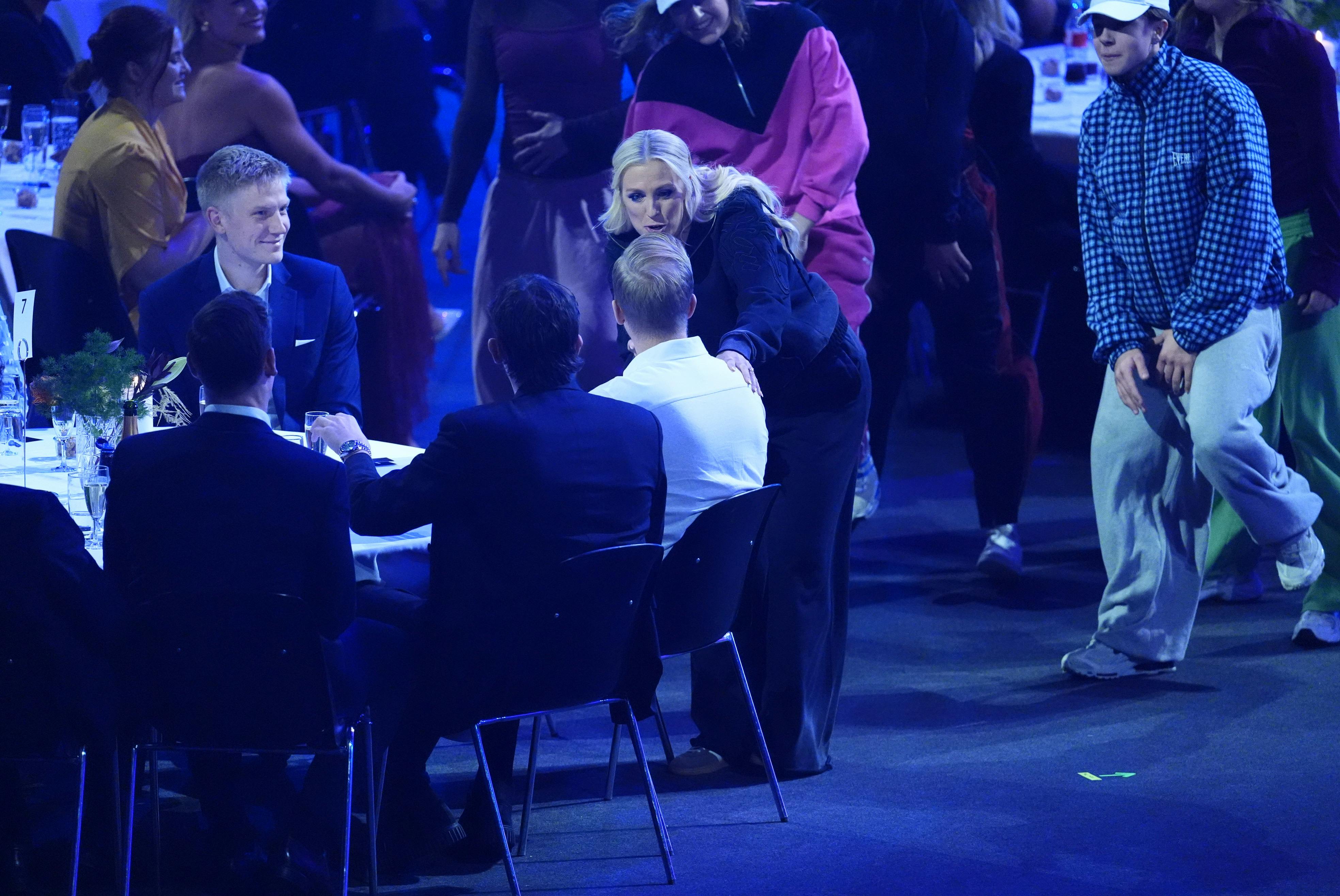 Josefine Høgh dansede og sang til håndboldstjernerne.