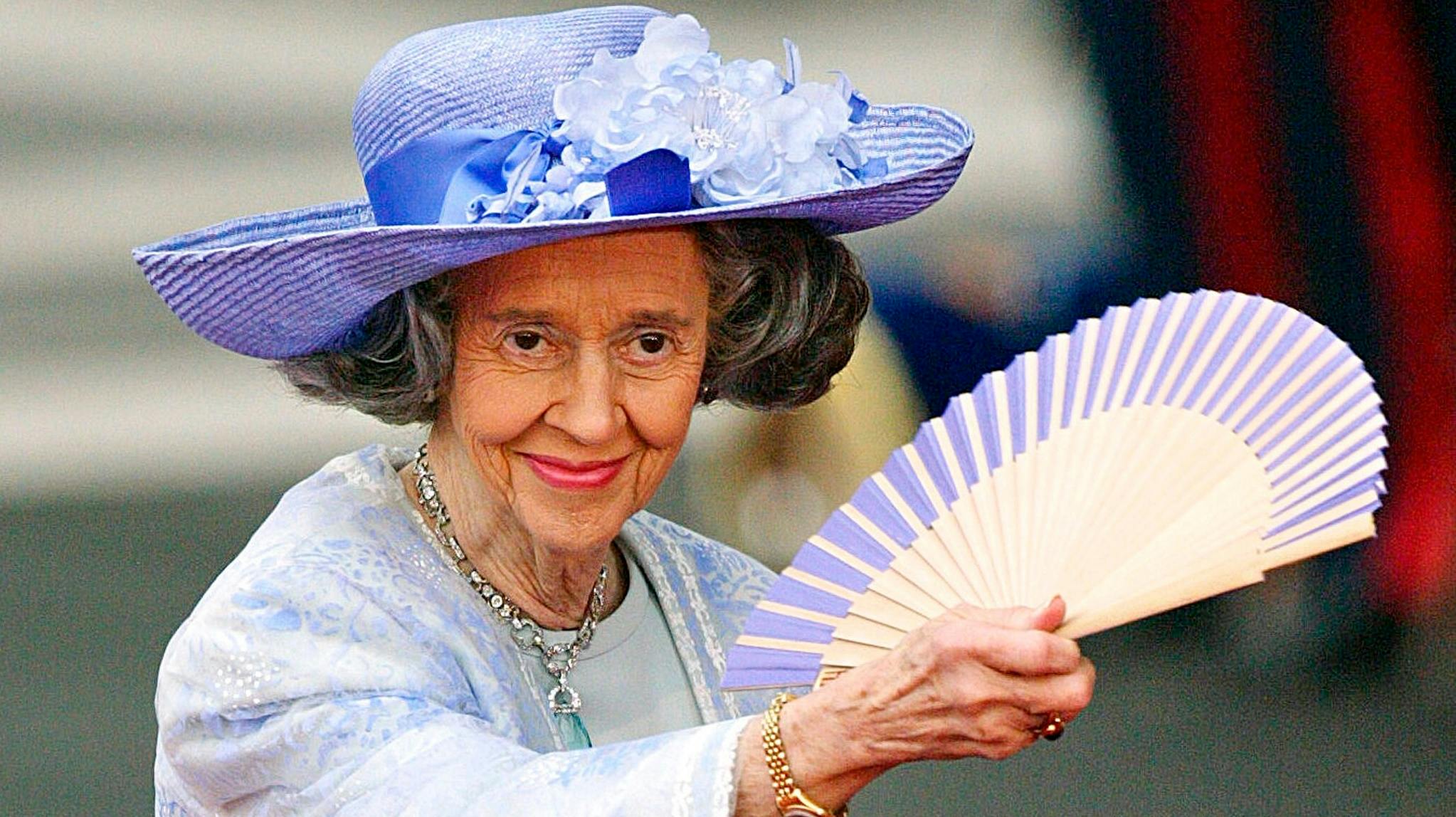 Dronning Fabiola til kong Felipe og dronning Letizias bryllup i 2004 med den dyrebare halskæde om halsen.