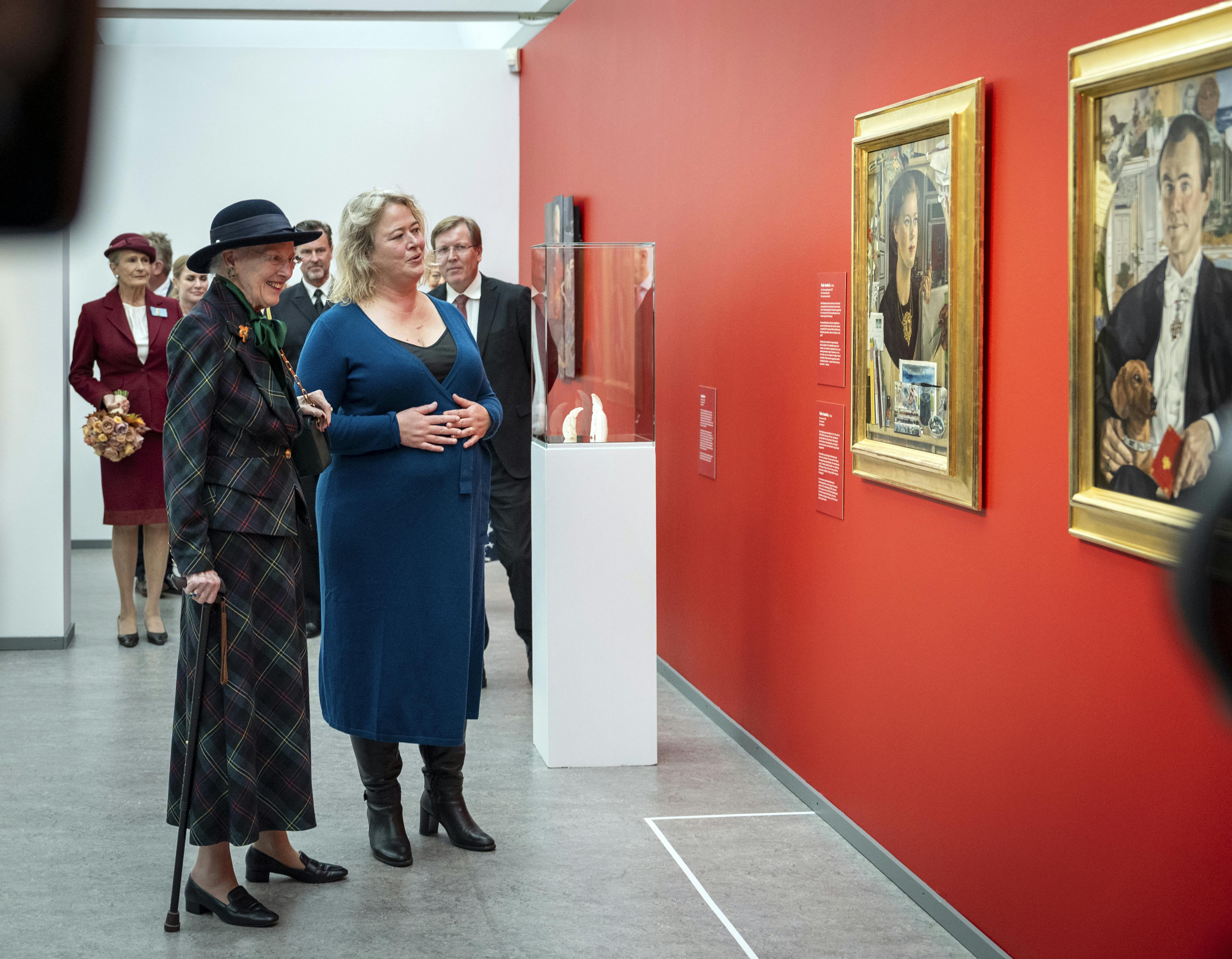 Dronning Margrethe til åbningen af sin udstilling på Randers Kunstmuseum med museumsdirektør Lise Jeppesen.