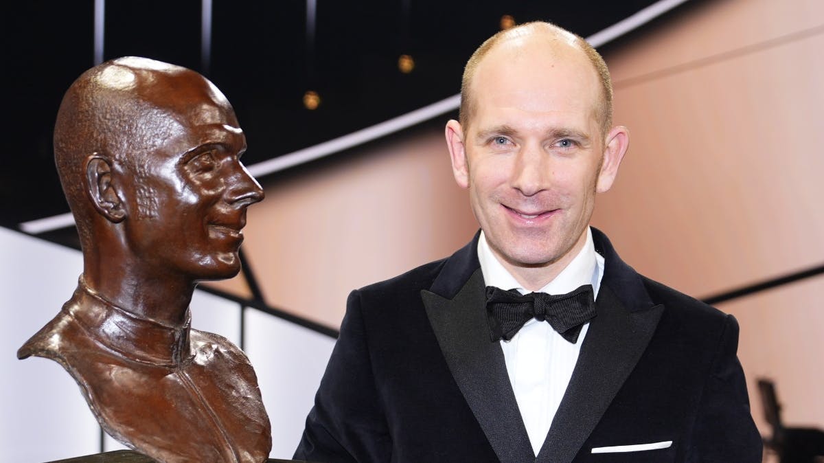 Michael Mørkøv side om side med den nye buste.