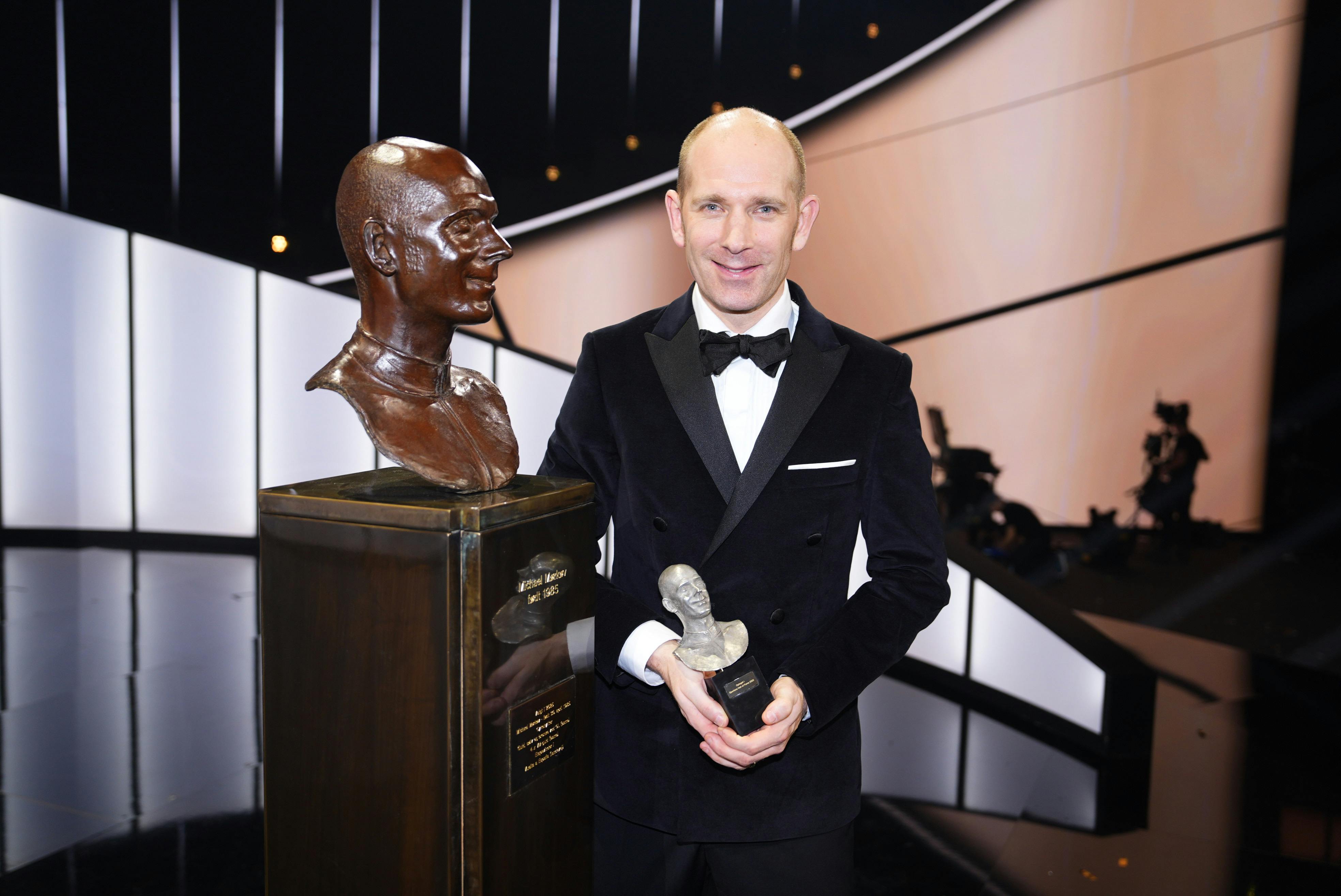 Michael Mørkøv side om side med både den store buste og en mindre udgave, som han får med hjem.