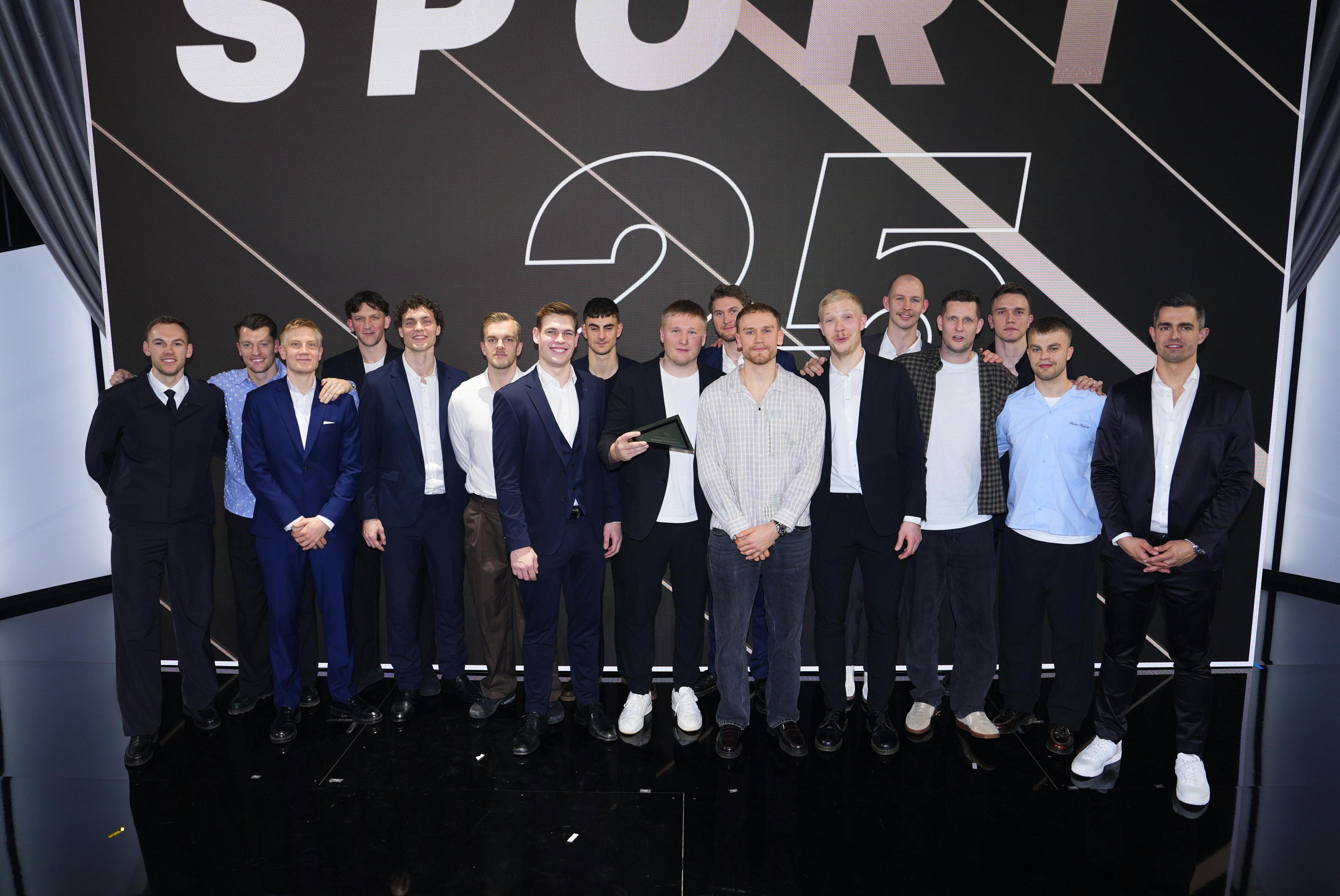 De danske håndboldherrer stillede også op til et vinder-foto, efter de blev kåret som "Årets hold"