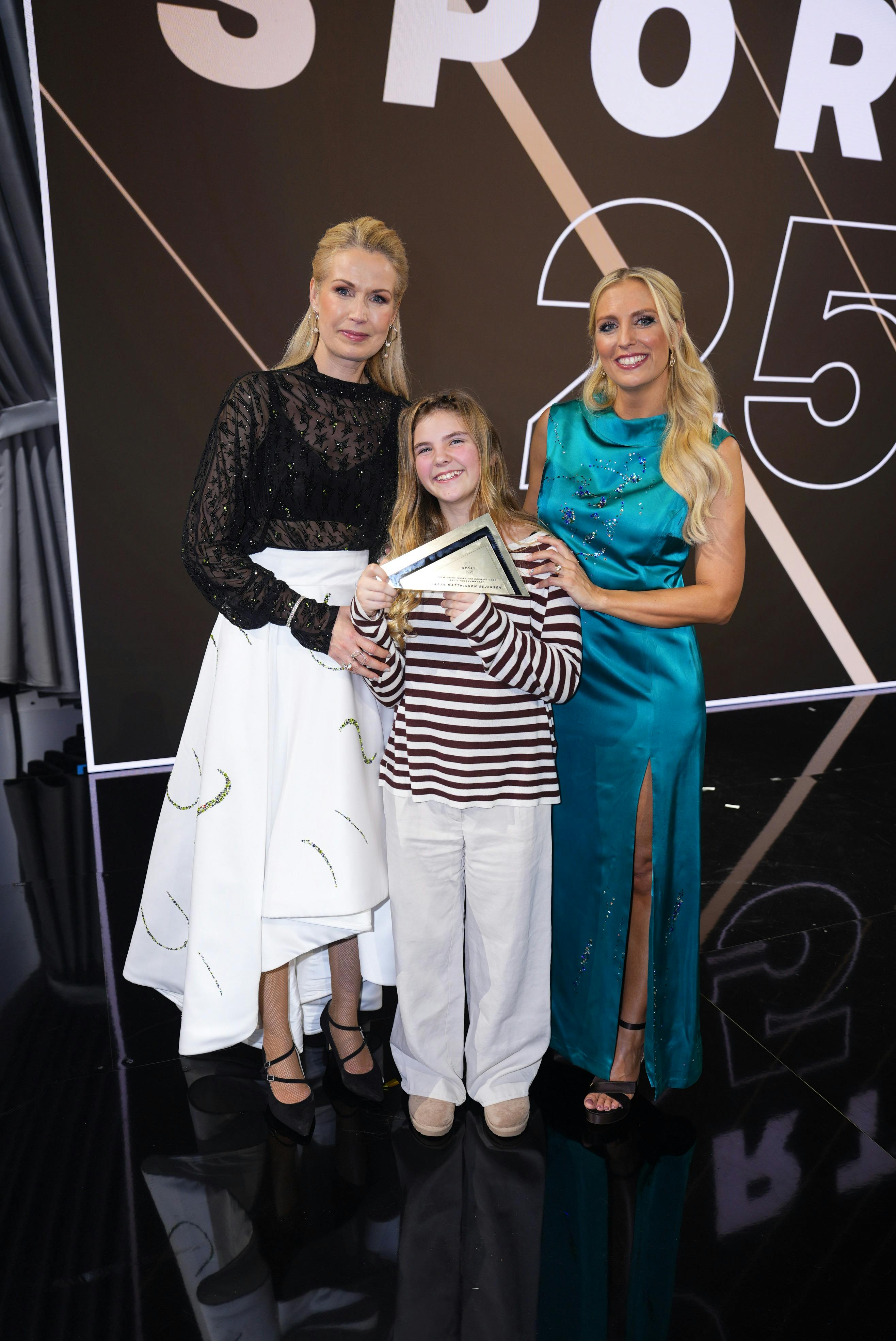 Freja Matthisson Sejersen fra Hasselø på Falster, der spiller floorball i TSG Floorball Fighters, løb med prisen som "Årets Holdkammerat" til Sport 2025 i Herning. Efter showet blev hun fotograferet med værterne Tina Müller og Josefine Høgh. 