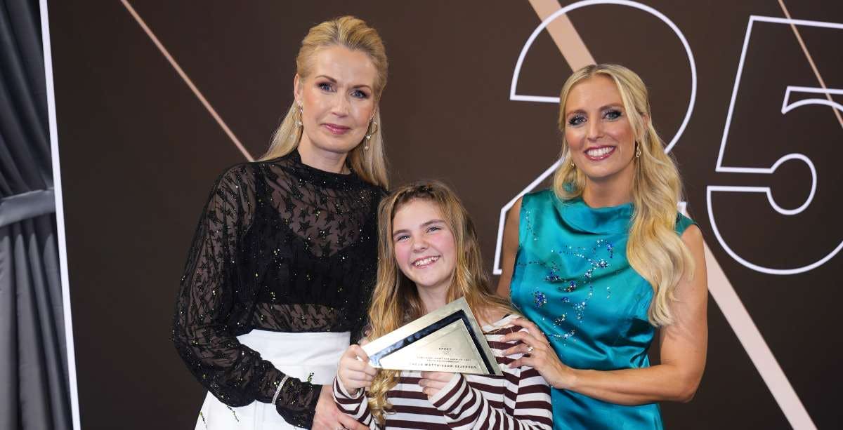 Freja Matthisson Sejersen fra Hasselø på Falster, der spiller floorball i TSG Floorball Fighters, løb med prisen som "Årets Holdkammerat" til Sport 2025 i Herning. Efter showet blev hun fotograferet med værterne Tina Müller og Josefine Høgh. 