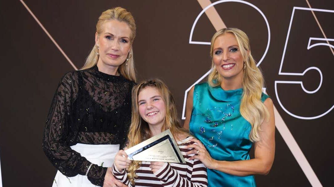 Freja Matthisson Sejersen fra Hasselø på Falster, der spiller floorball i TSG Floorball Fighters, løb med prisen som "Årets Holdkammerat" til Sport 2025 i Herning. Efter showet blev hun fotograferet med værterne Tina Müller og Josefine Høgh.