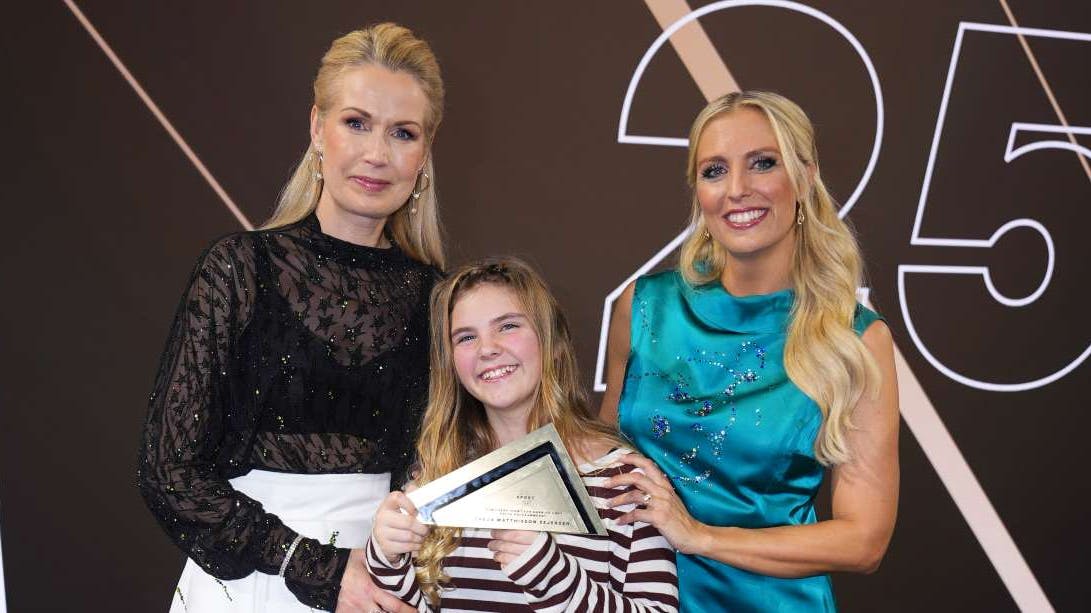 Freja Matthisson Sejersen fra Hasselø på Falster, der spiller floorball i TSG Floorball Fighters, løb med prisen som "Årets Holdkammerat" til Sport 2025 i Herning. Efter showet blev hun fotograferet med værterne Tina Müller og Josefine Høgh.