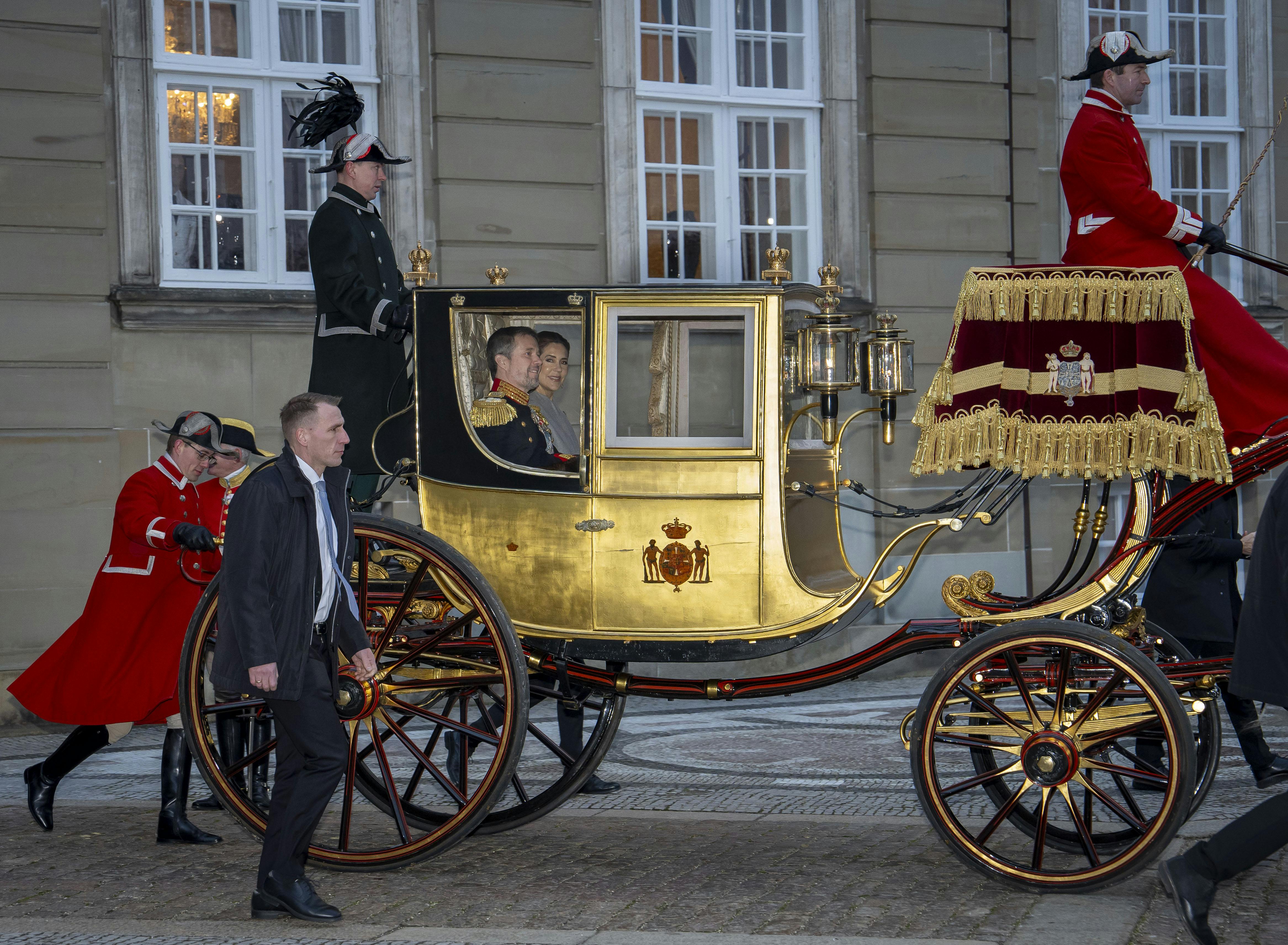 Kongeparret i guldkaret i 2025. 