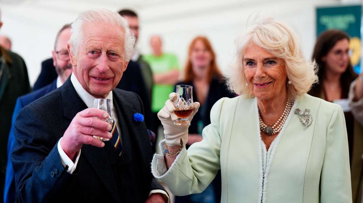 Kong Charles og dronning Camilla smager på Duncan Taylor Whiskey i Edinburgh, Skotland, den 3. juli 2024.