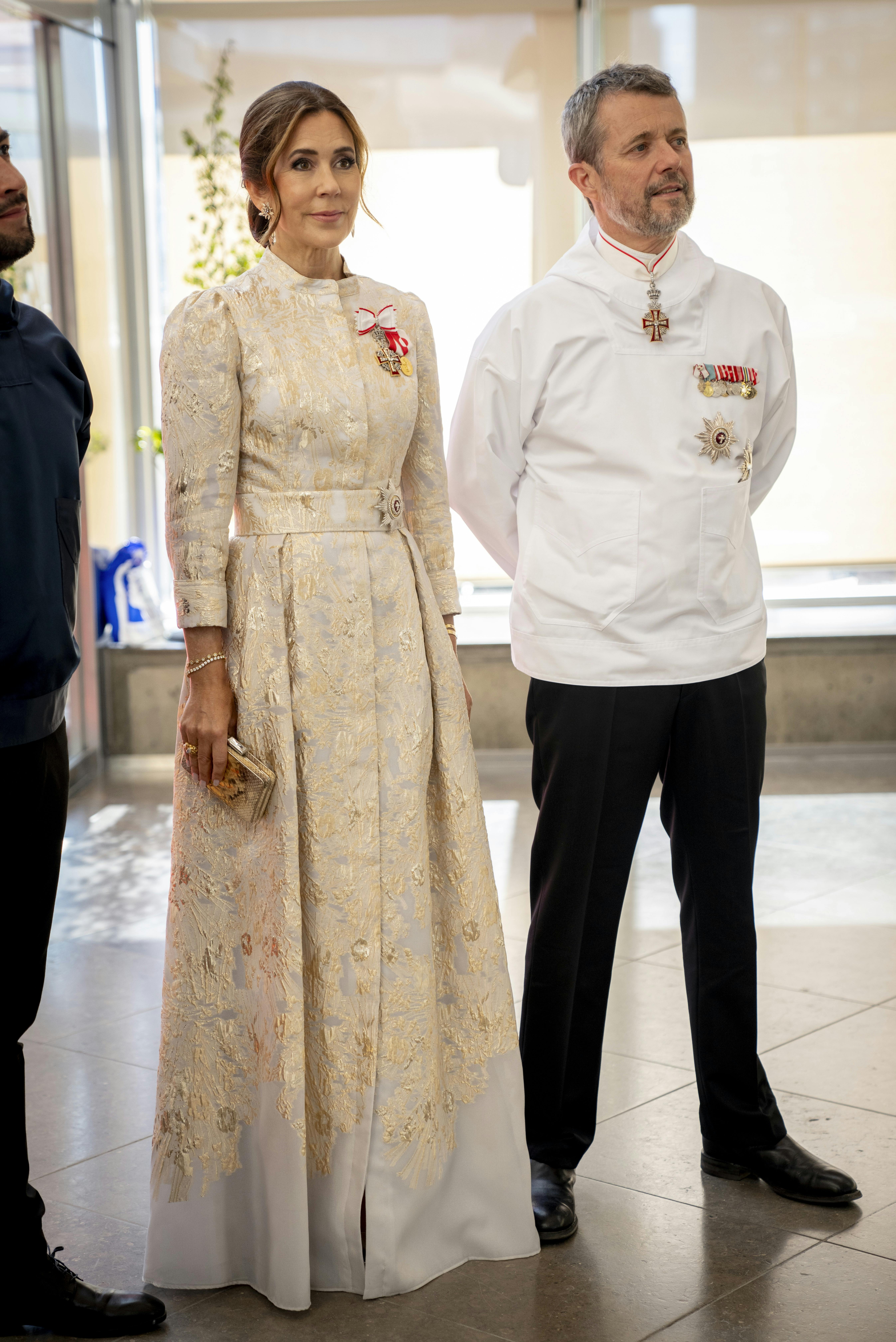 Kong Frederik X og dronning Mary ankommer til en officiel middag i kulturhuset Katuaq i Nuuk i Grønland, torsdag den 4. juli 2024. Grønlands regering, Naalakkersuisut, er værter ved middagen. Kongeparret aflægger officielt besøg i Grønland i dagene 29. juni til 6. juli 2024. Besøget indledes i Diskobugten og kongeparret rejser derefter med Dannebrog sydpå langs Grønlands vestkyst.. (Foto: Ida Marie Odgaard/Ritzau Scanpix)