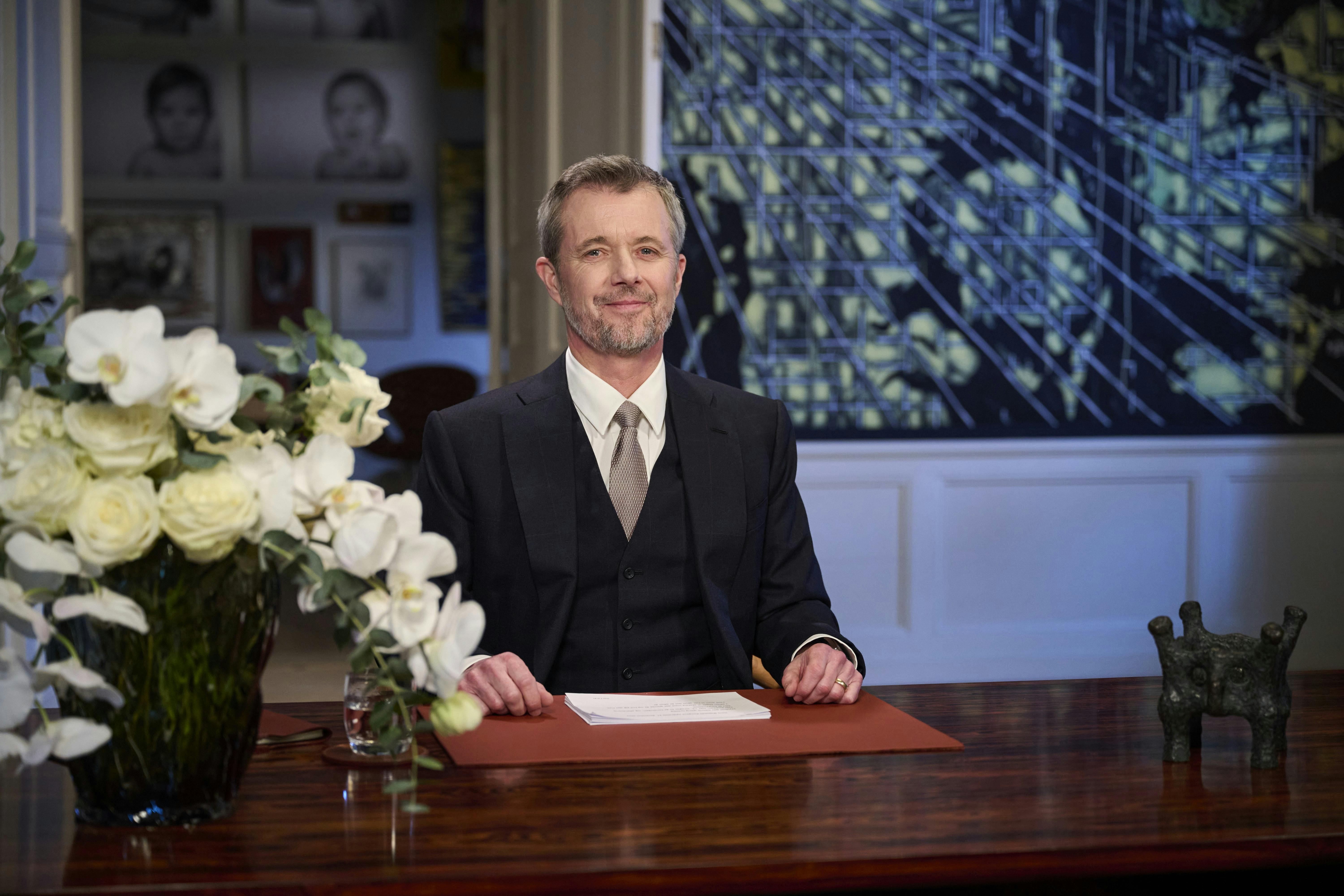 Kong Frederik fotograferet i forbindelse med sin nytårstale i 2024.