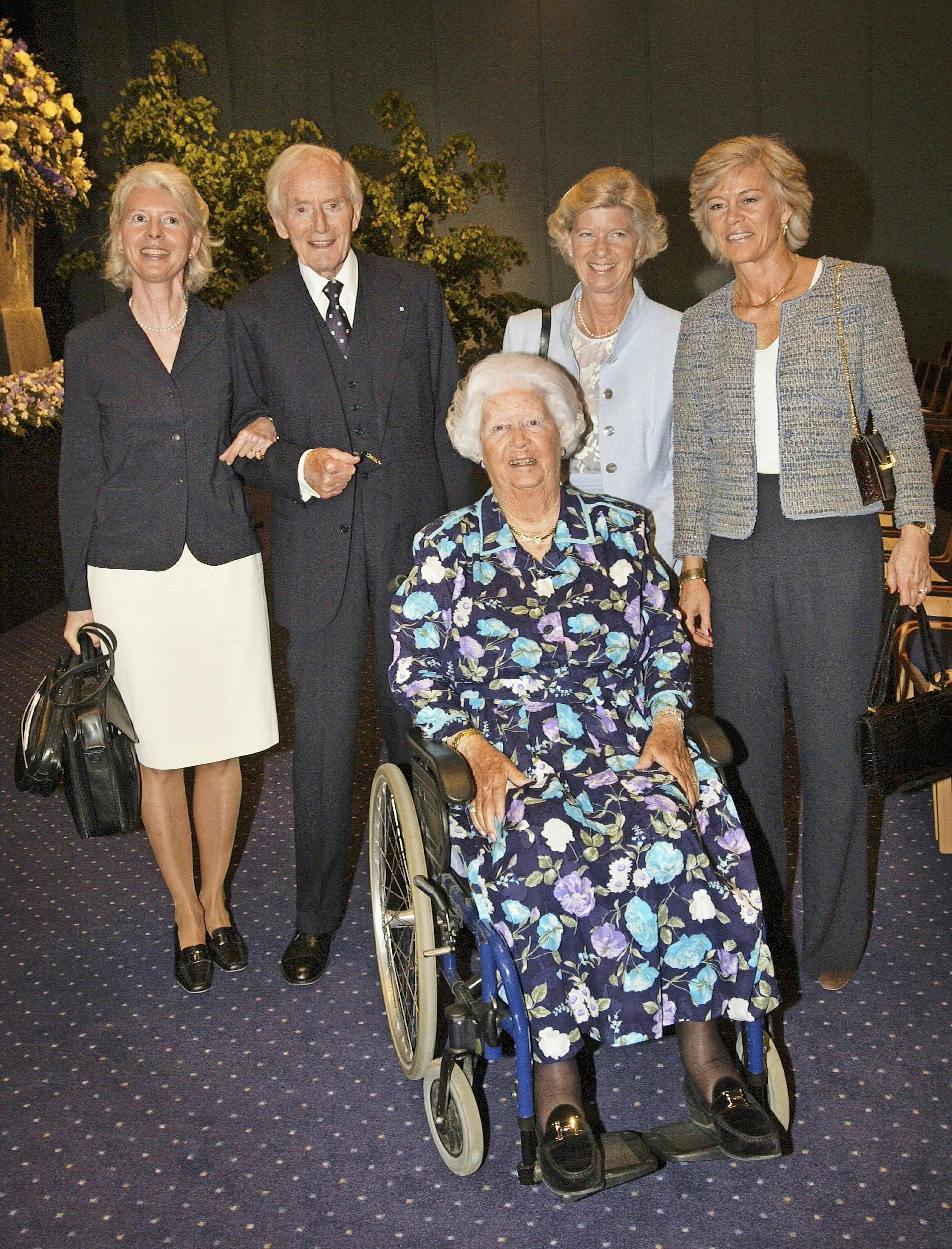 Emma og Mærsk McKinney Møller fotograferet med deres tre døtre, Ane, Leise og Kirsten, i 2003. 