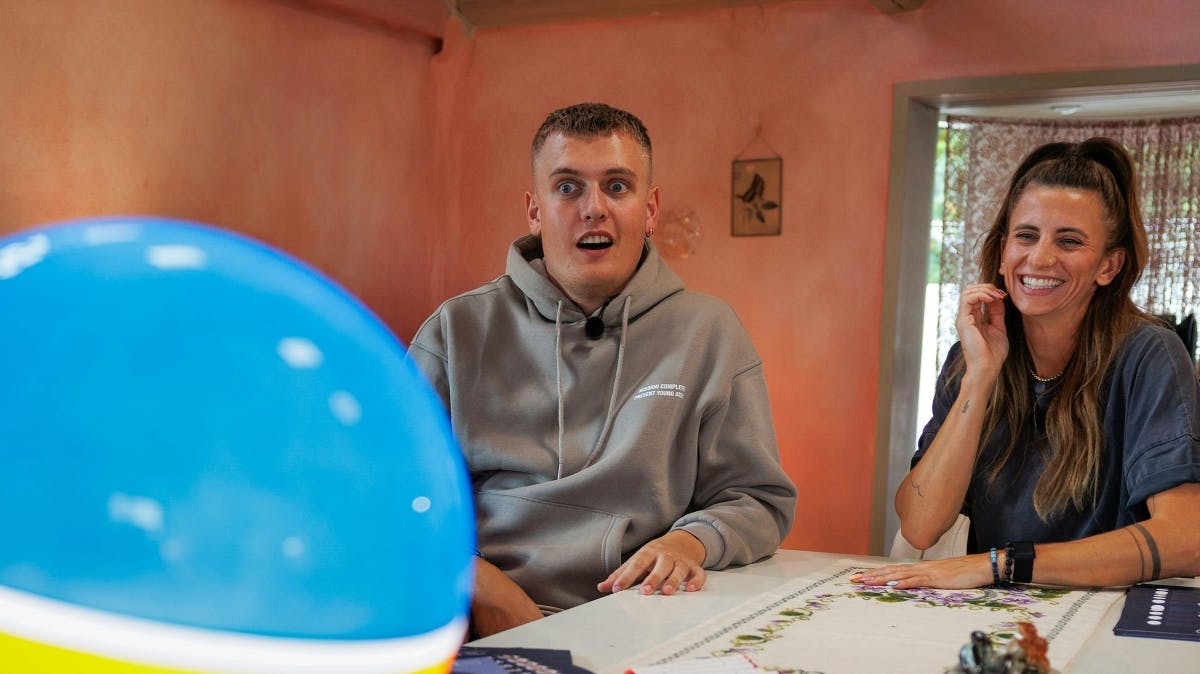 Mathias Bach og Mie Skov i sommerhuset i "Spillet".