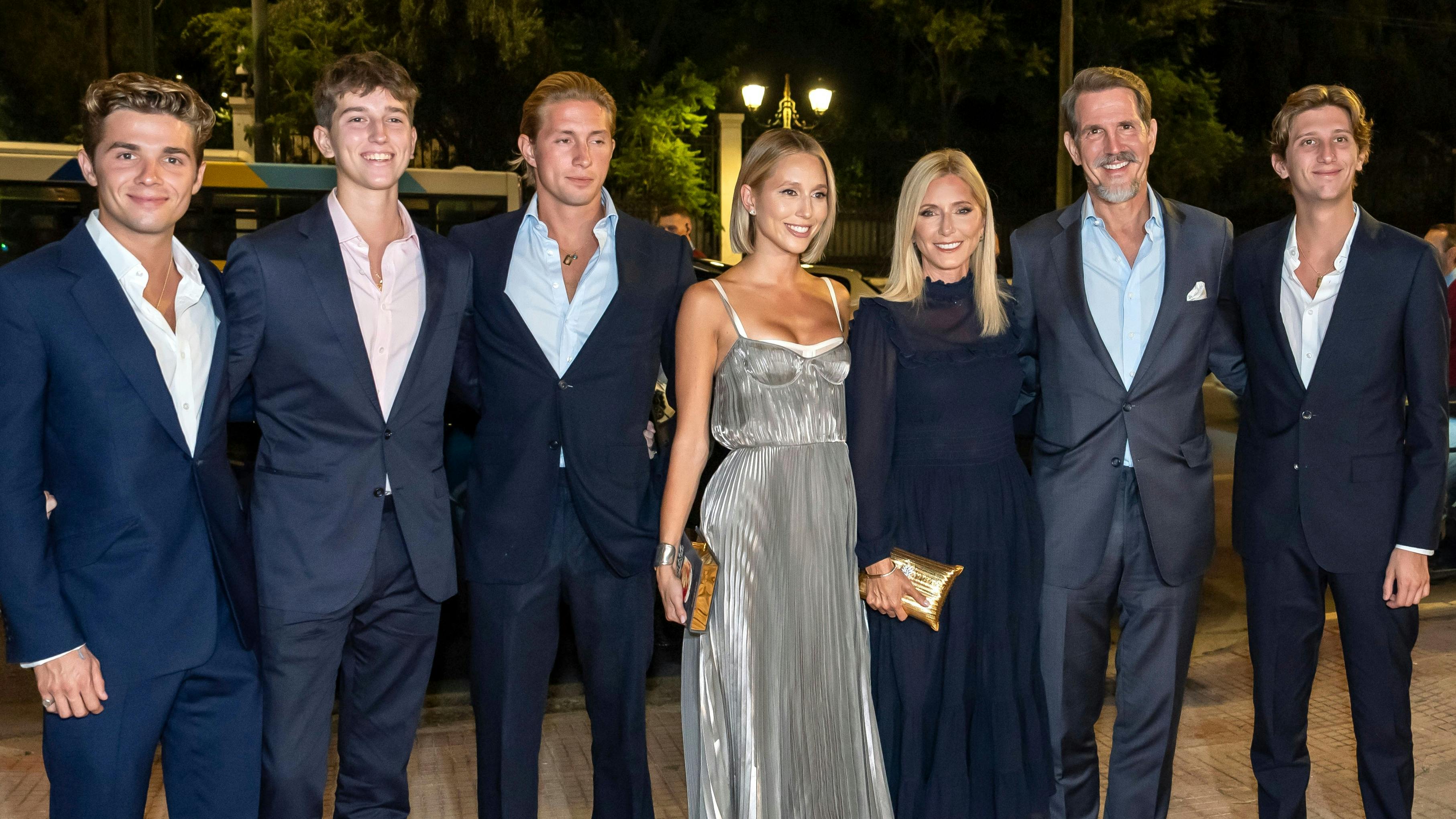 Pavlos og Marie-Chantal med deres fem børn.