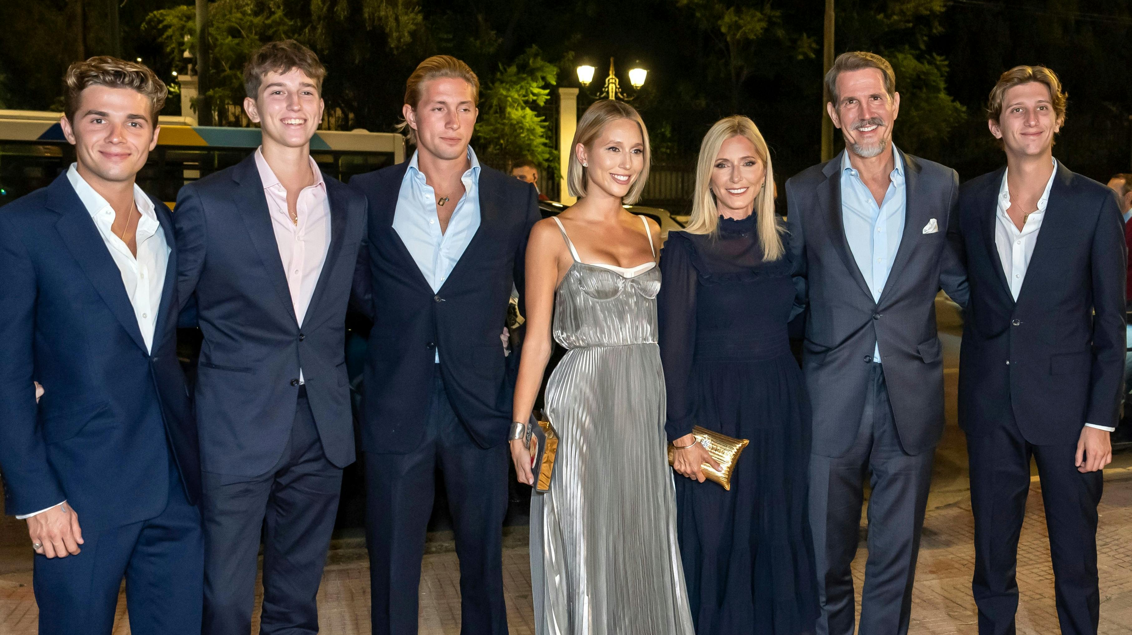 Pavlos og Marie-Chantal med deres fem børn.