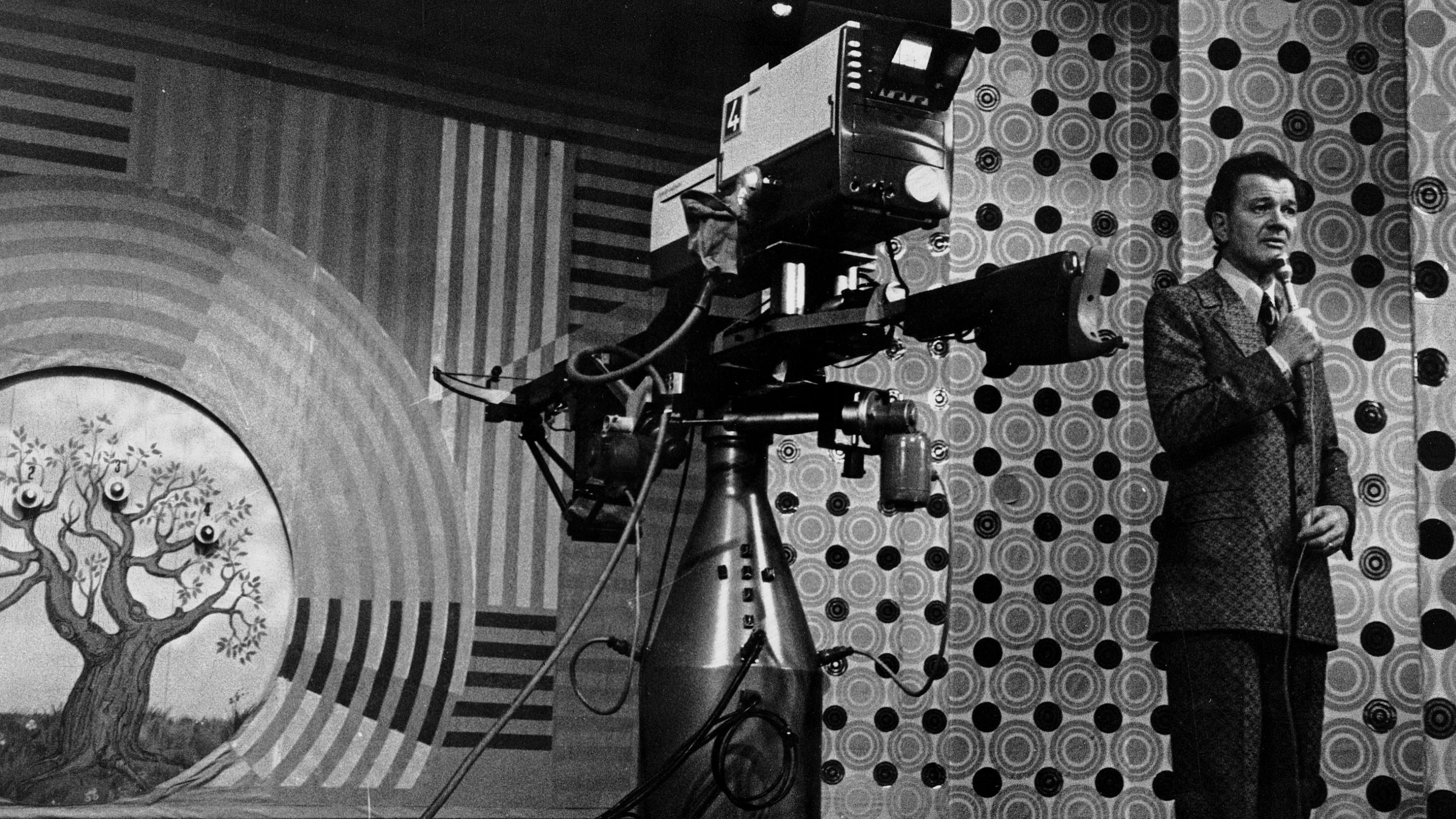 DR-programmet "Den gyldne pil" havde Otto Leisner som vært, mens Palle Hansen håndterede armbrøsten. Her blev ordene "På med pilen, Palle" udødeliggjort. 