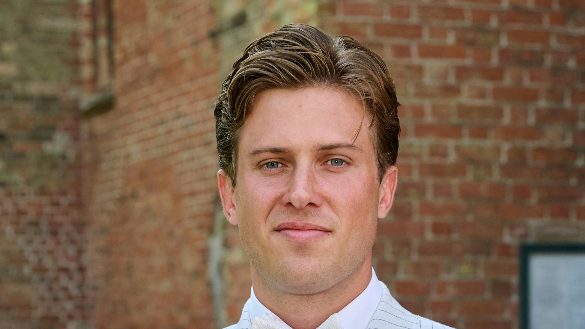 Nicolai Zobel er søn af afdøde Peter Zobel og Henriette Zobel.