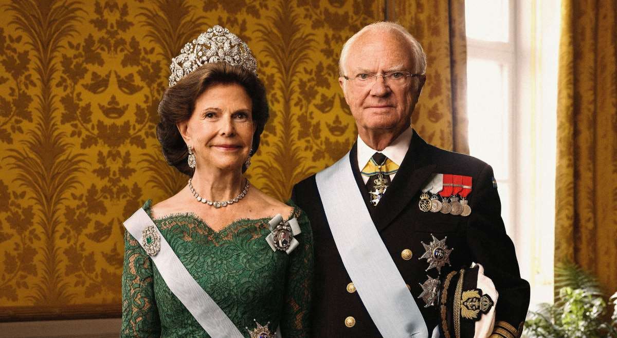 Nyt officielt portrætbillede af dronning Silvia og kong Carl Gustaf, der er fotograferet af Elisabeth Toll på Drottningholm Slott. Billedet er offentliggjort den 7. januar 2026.