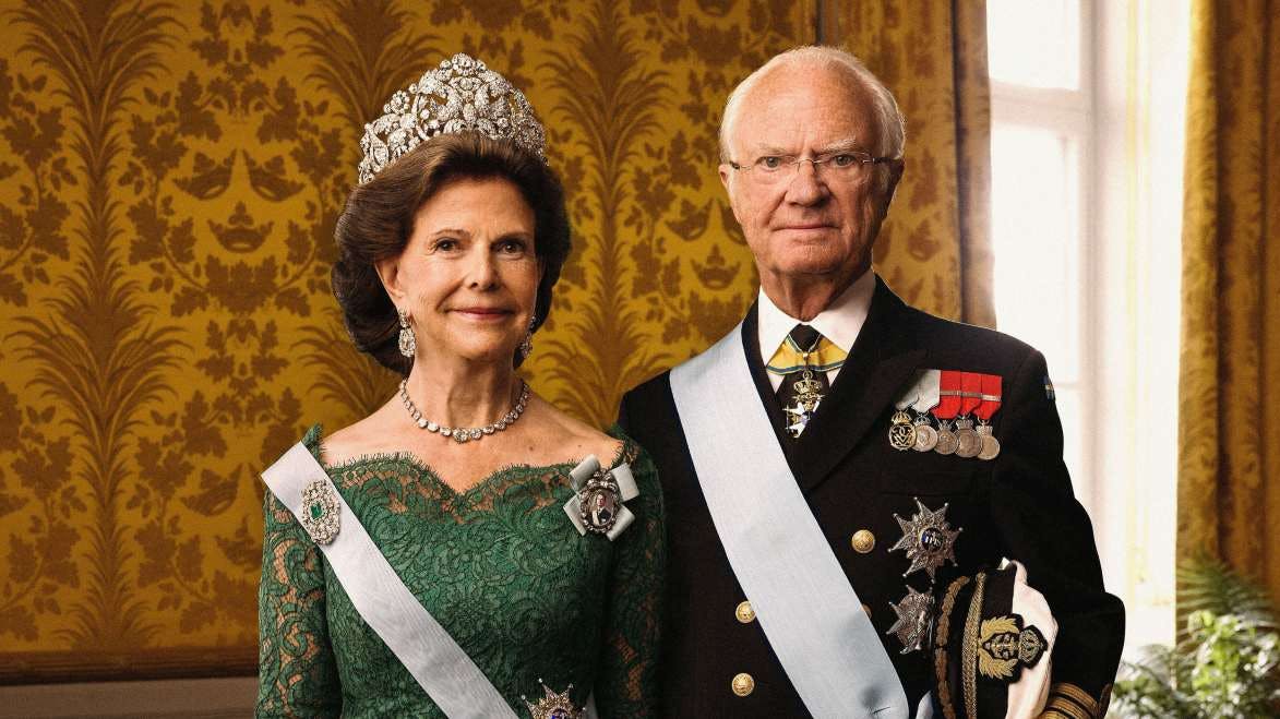 Nyt officielt portrætbillede af dronning Silvia og kong Carl Gustaf, der er fotograferet af Elisabeth Toll på Drottningholm Slott. Billedet er offentliggjort den 7. januar 2026.