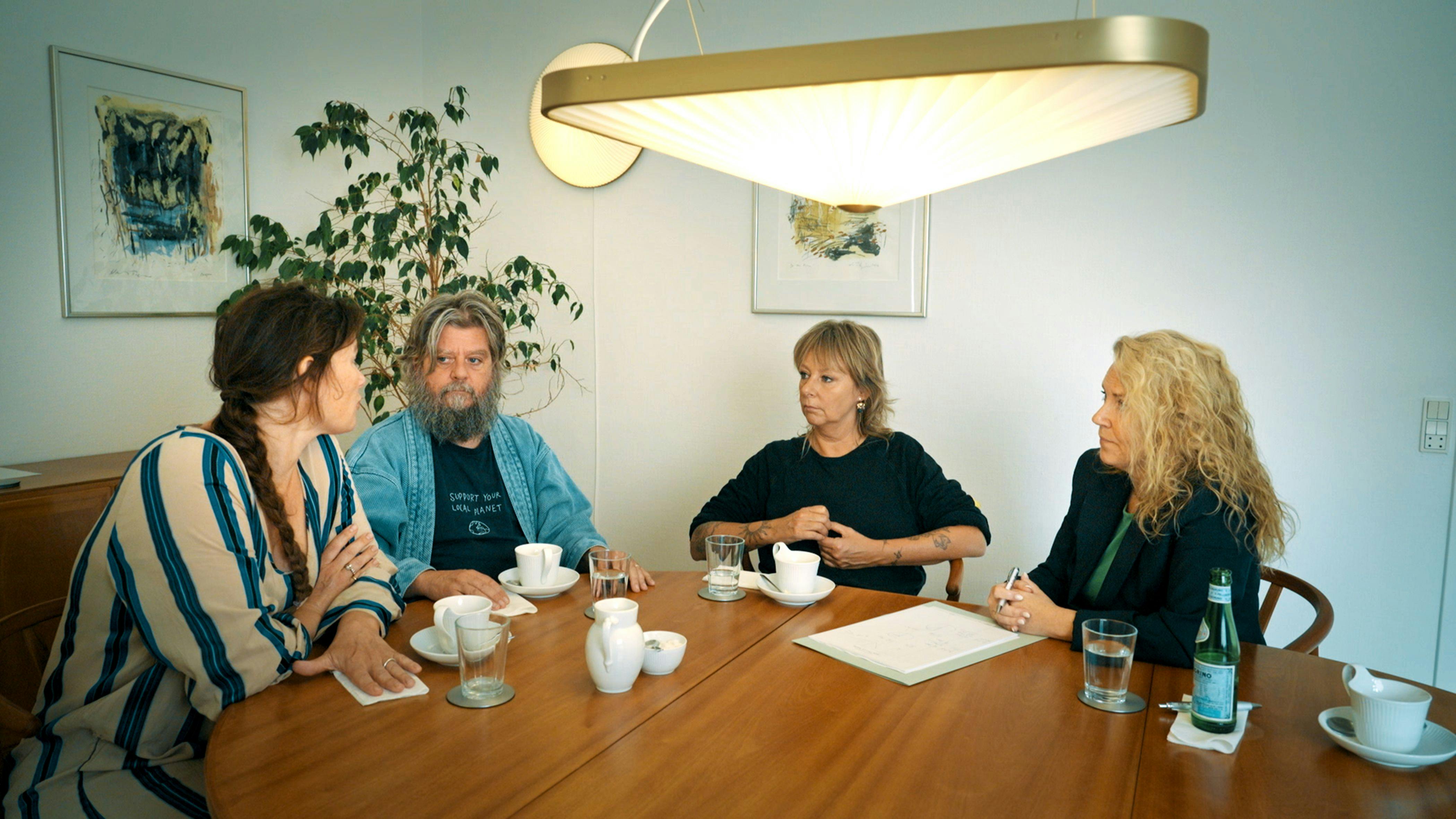 Puk Elgård har inviteret både Anders Lund Madsen og hustruen Karin med til møde hos advokaten Therése til en snak om testamenter.