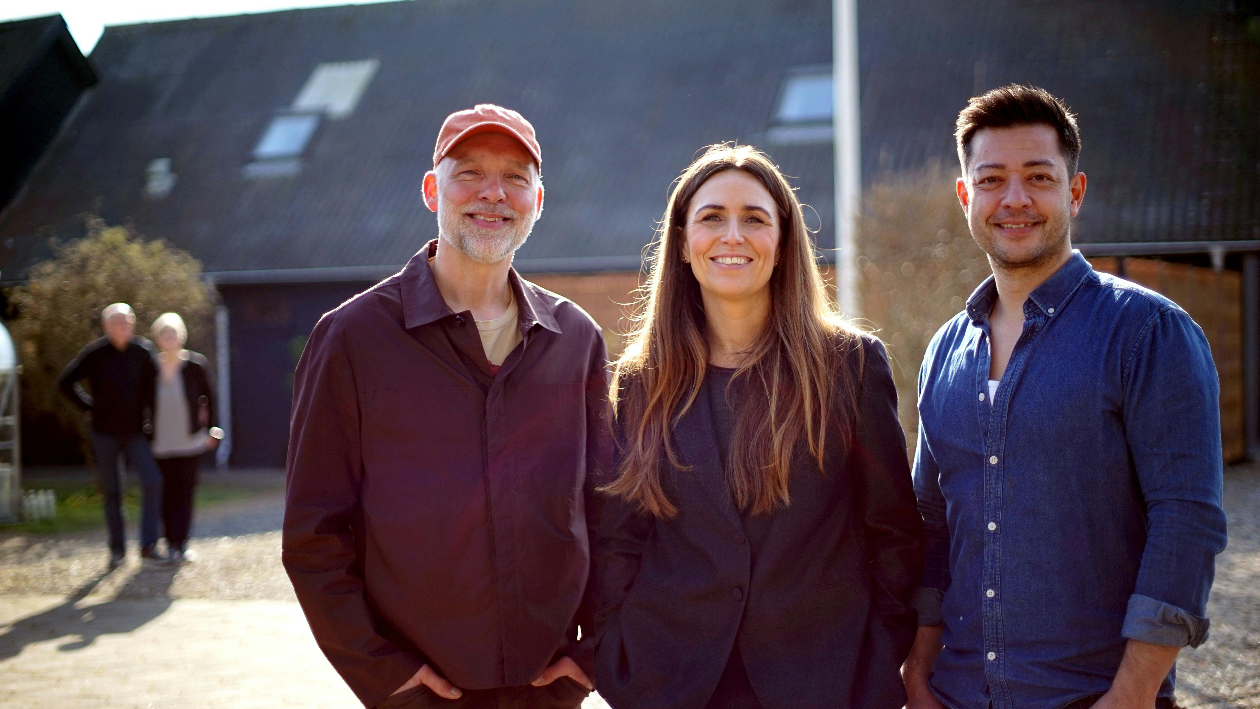 Designeren Kalle Thesbjerg, ejendomsmægleren Line Franck og tømreren Dennis Lindequist er tilbage på skærmen i sæson 14 af i "Hus til halsen". 