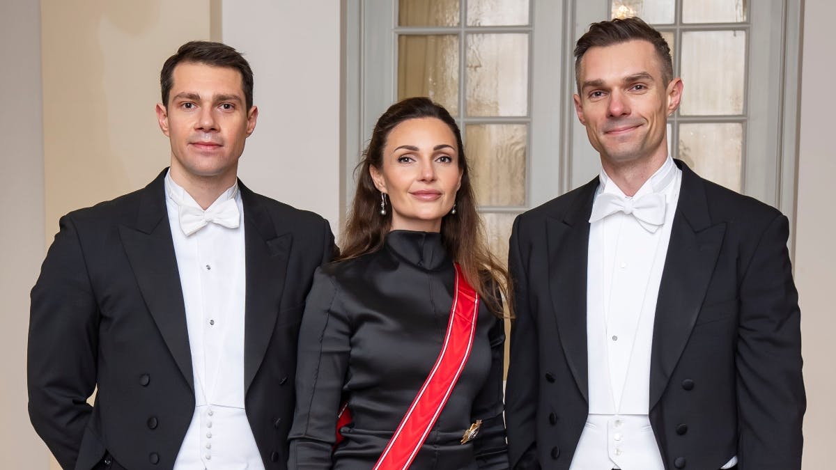 Komtesse Isabelle Danneskiold-Samsøe sammen med sine brødre, grev Niklas (tv) og grev Philip ved årets nytårskur.