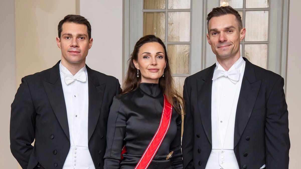 Komtesse Isabelle Danneskiold-Samsøe sammen med sine brødre, grev Niklas (tv) og grev Philip ved årets nytårskur.