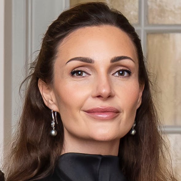 Komtesse Isabelle Danneskiold-Samsøe med Bodil Binner-øreringe