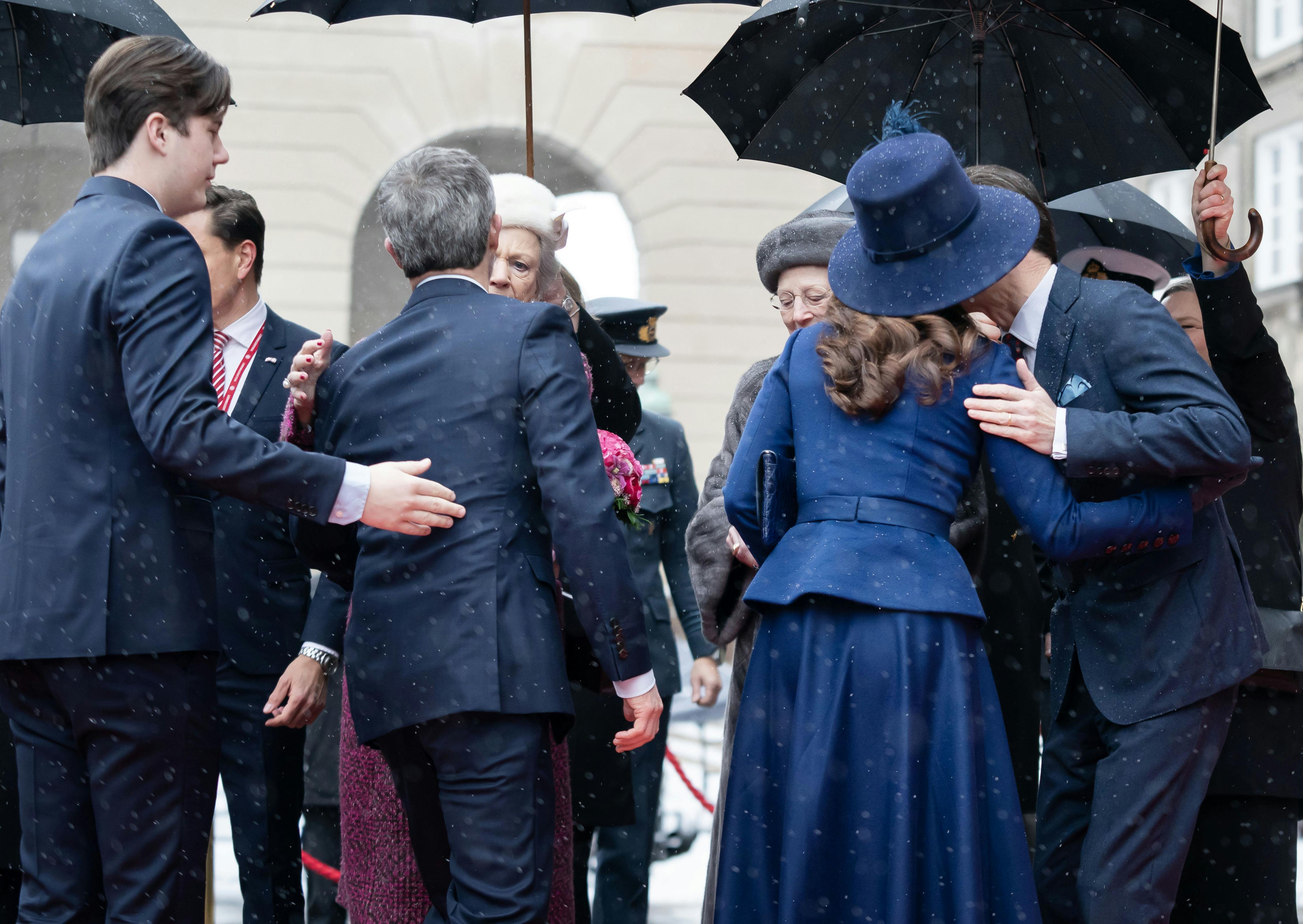 OPGAVE: Kong Frederik, dronning Mary, kronprins Christian samt prinsesse Benedikte, prins Joachim og dronning Margrethe deltager i Folketingets markering af tronskiftetSTED: Christianborg slotJOURNALIST: Marianne Singer og Ulrik UlriksenFOTOGRAF: Hanne JuulDATO: 20240115