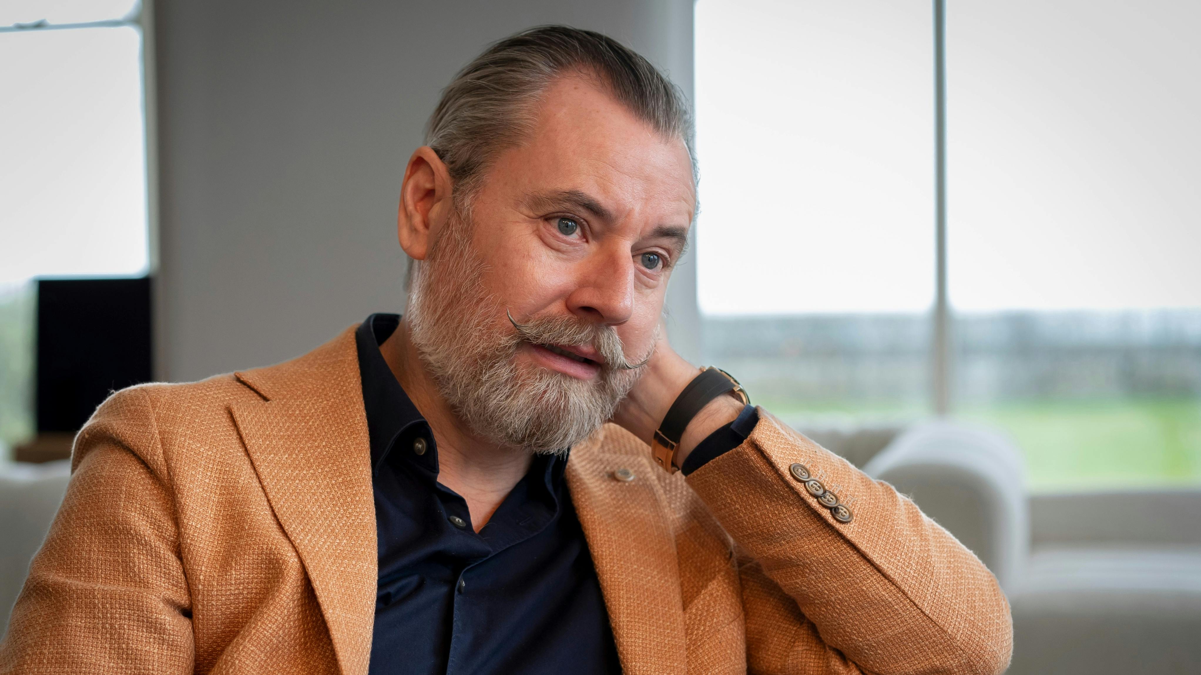 Ejendomsmægleren Lars Elbæk skal passe bedre på sit helbred. 