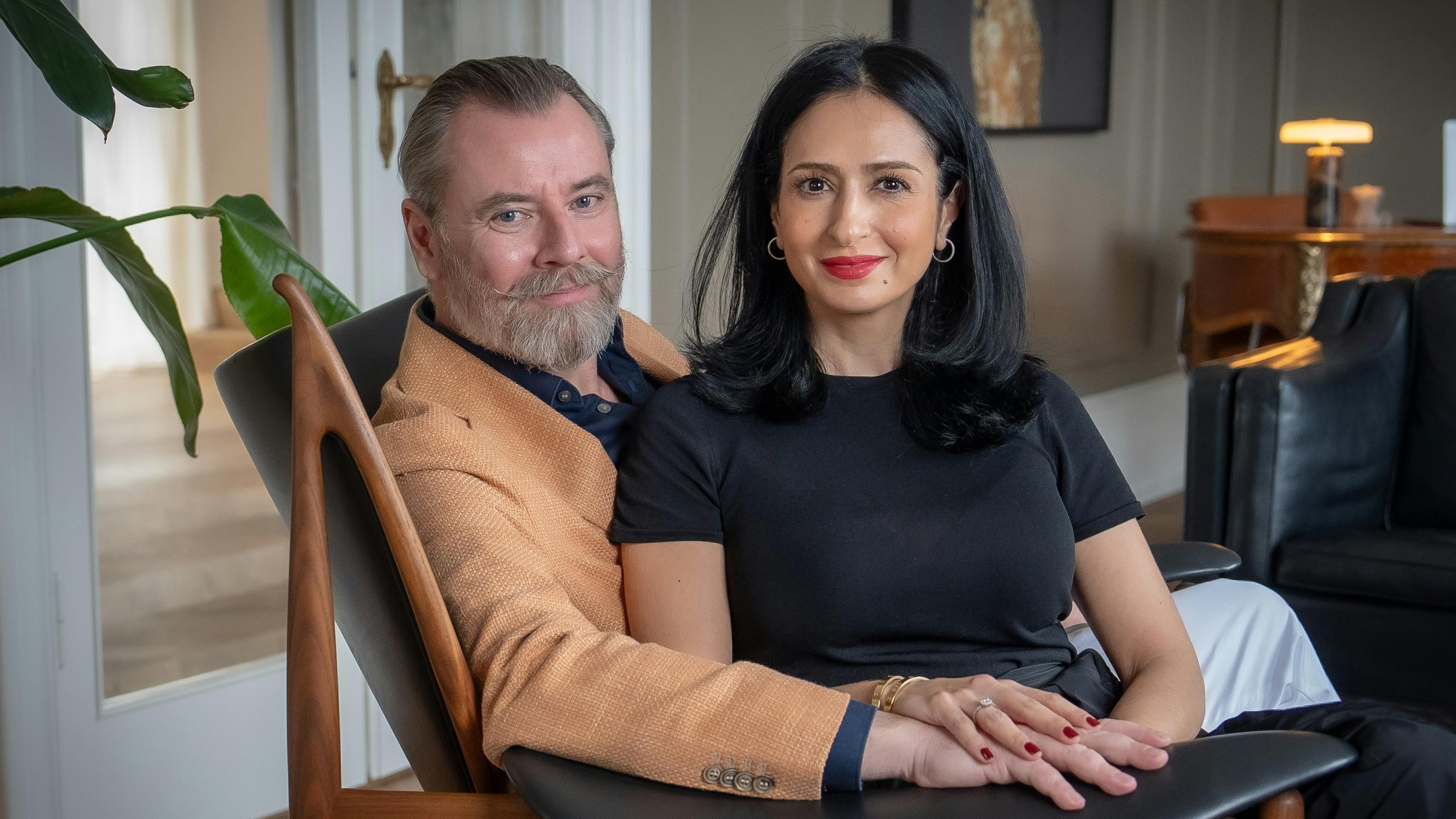 Ejendomsmægleren Lars Elbæk og hustruen Farnaz. 