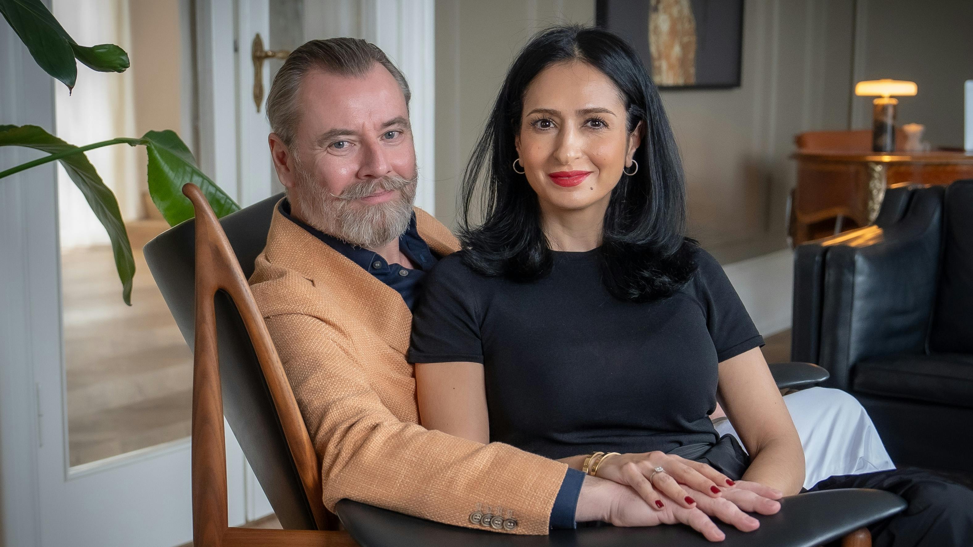 Ejendomsmægleren Lars Elbæk og hustruen Farnaz.