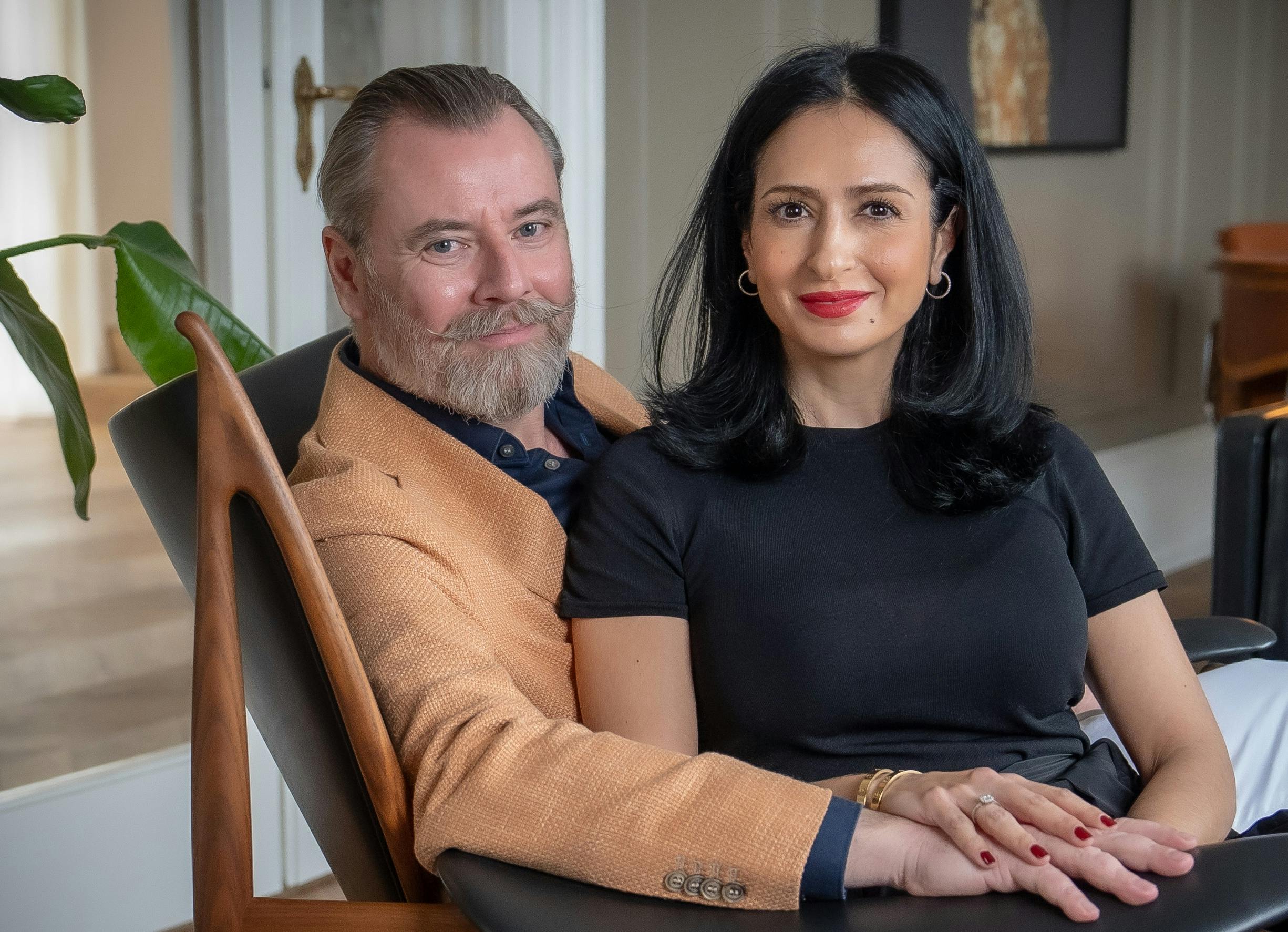 Ejendomsmægleren Lars Elbæk og hustruen Farnaz.