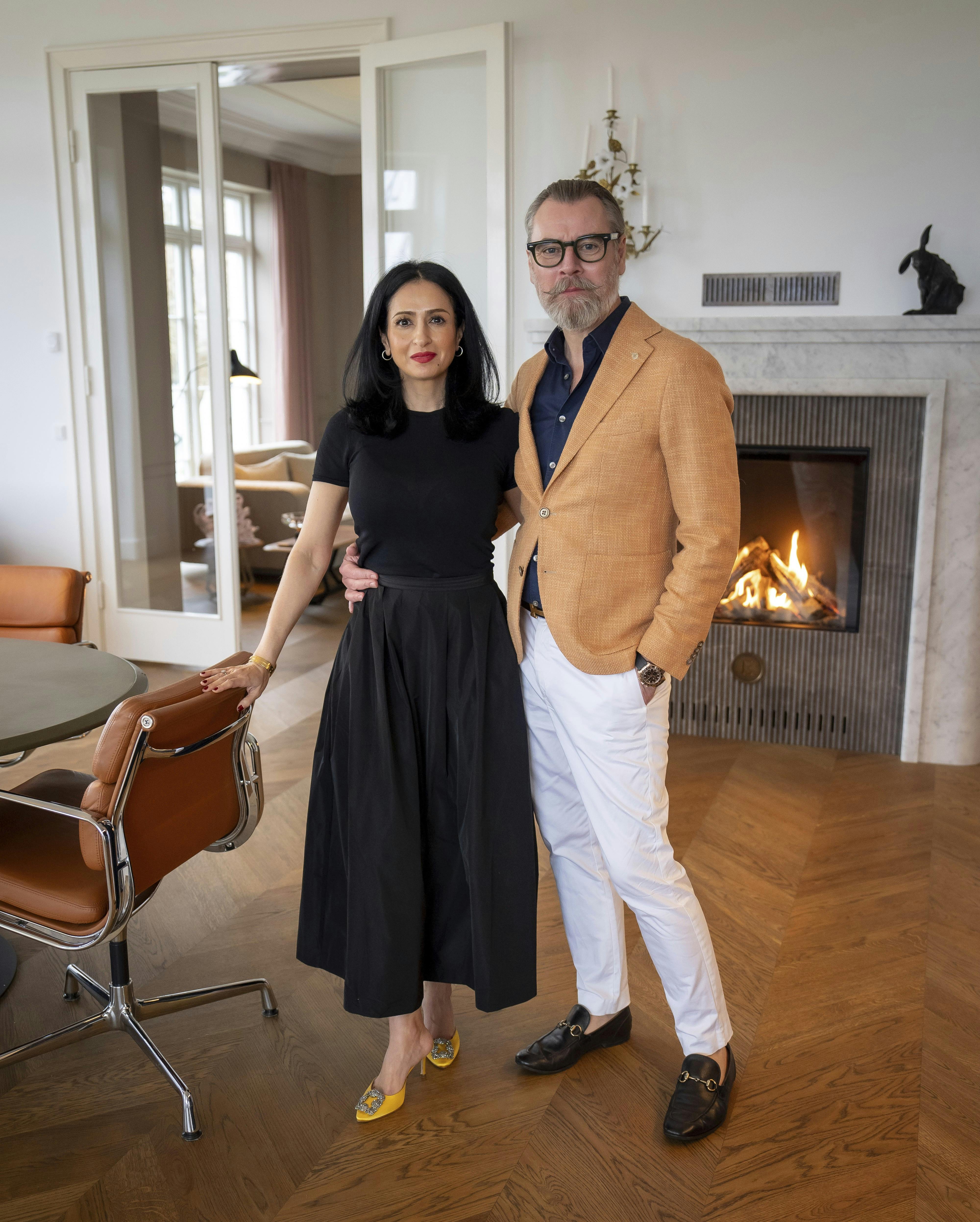 Ejendomsmægleren Lars Elbæk og hustruen Farnaz hjemme i villaen i Klampenborg. 