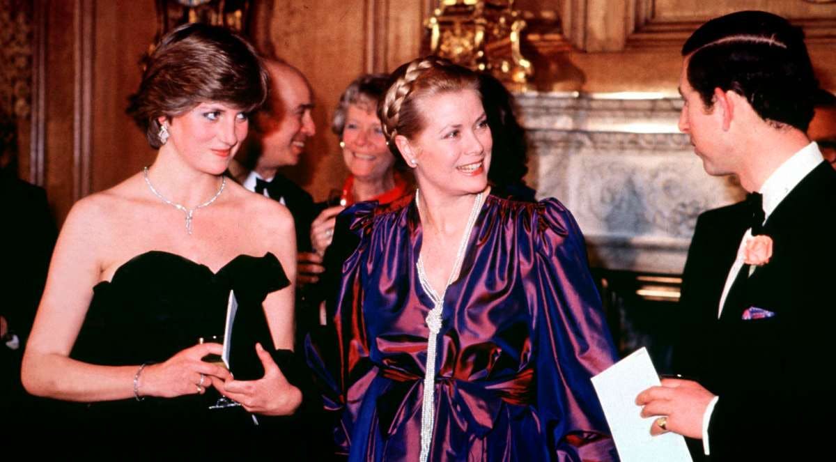 Diana Spencer, fyrstinde Grace af Monaco og prins Charles i Royal Opera House i London, marts 1981. Den 29. juli samme år blev Diana og Charles gift ved et storslået bryllup i St Paul's Cathedral. 