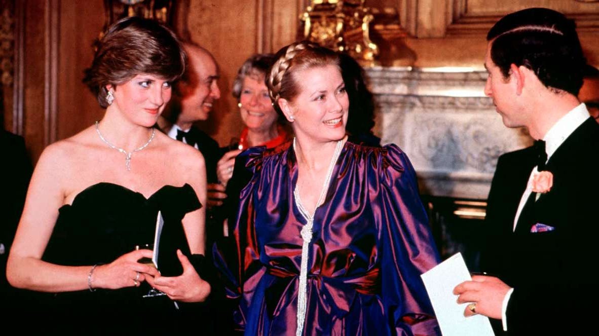 Diana Spencer, fyrstinde Grace af Monaco og prins Charles i Royal Opera House i London, marts 1981. Den 29. juli samme år blev Diana og Charles gift ved et storslået bryllup i St Paul's Cathedral.