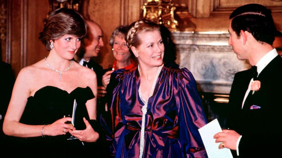 Diana Spencer, fyrstinde Grace af Monaco og prins Charles i Royal Opera House i London, marts 1981. Den 29. juli samme år blev Diana og Charles gift ved et storslået bryllup i St Paul's Cathedral.