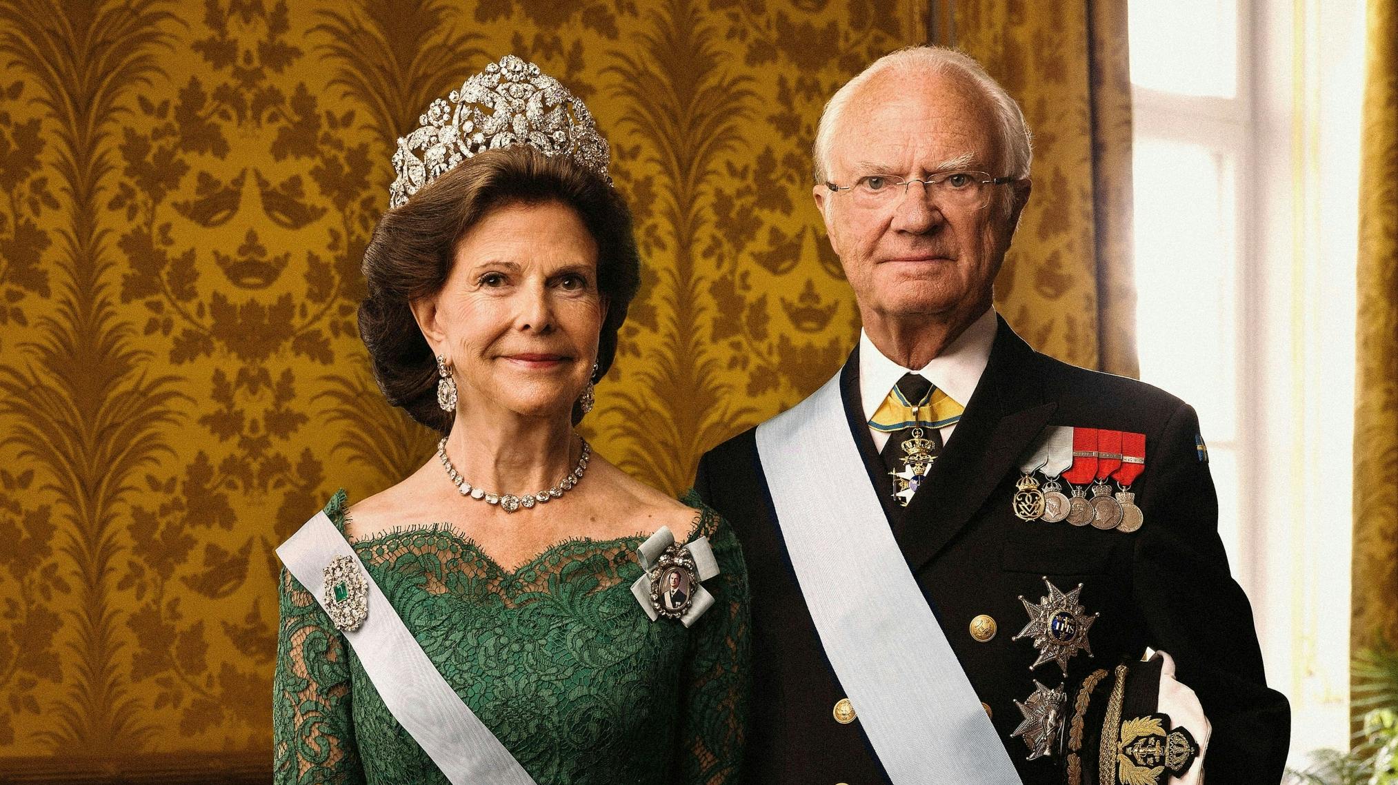 Det svenske kongehus har delt nye gallaportrætter af dronning Silvia og kong Carl Gustaf.