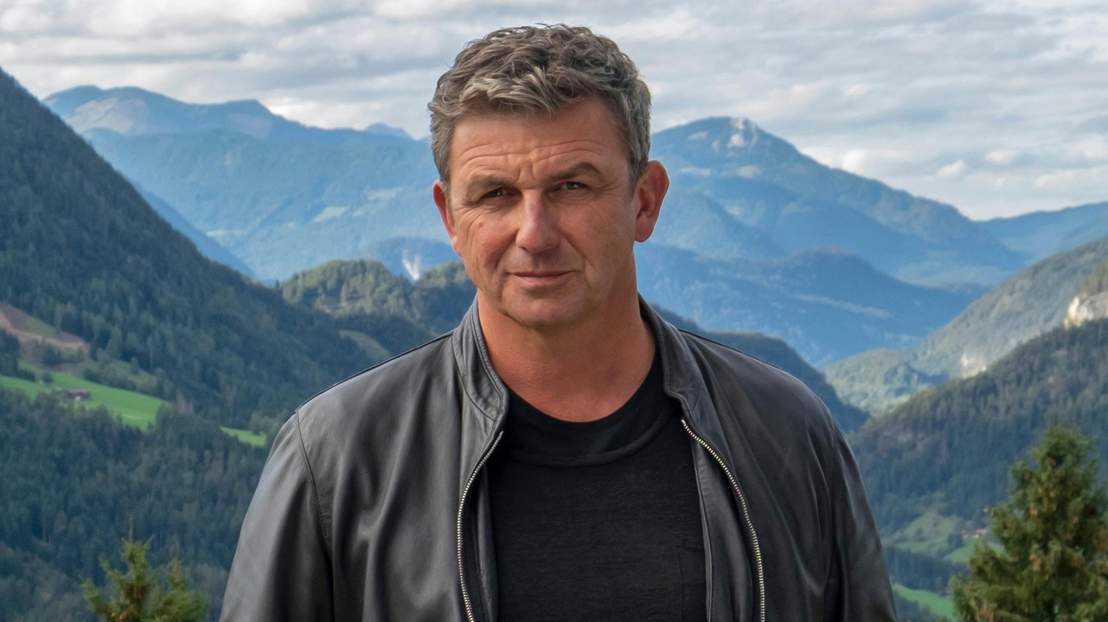 Hans Sigl har siden 2008 spillet dr. Martin Gruber i tv-serien "Bjerglægen".