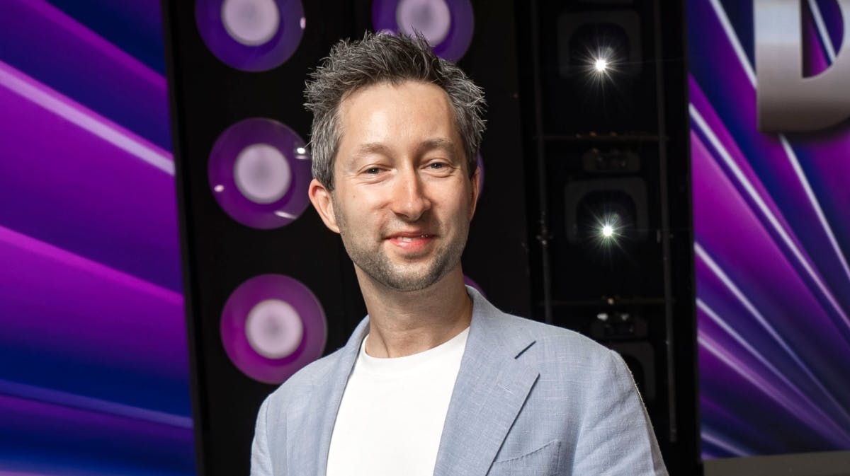 Damian Czarnecki nyder tiden med sin nyfødte datter, Frida.