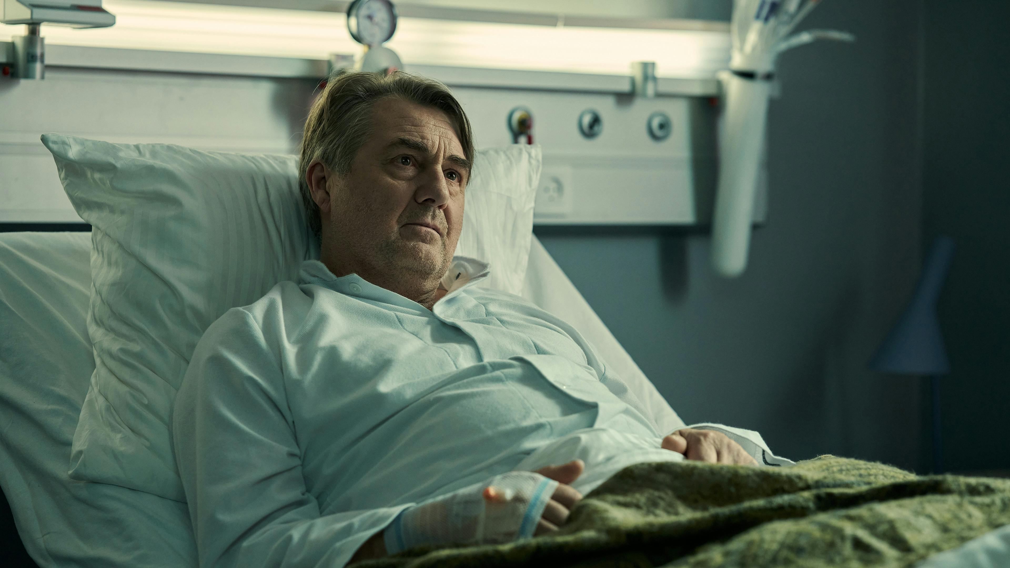 Jens Jørn Spottag spiller Frederiks far. Han er blevet overflyttet til hospitalet, hvor Frederik arbejder. Faren skal behandles for kræft.