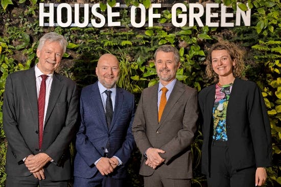 Fra venstre er det afgående direktør Finn Mortensen, formand Jeff Gravenhorst, kongen og den nye direktør Charlotte Gjedde