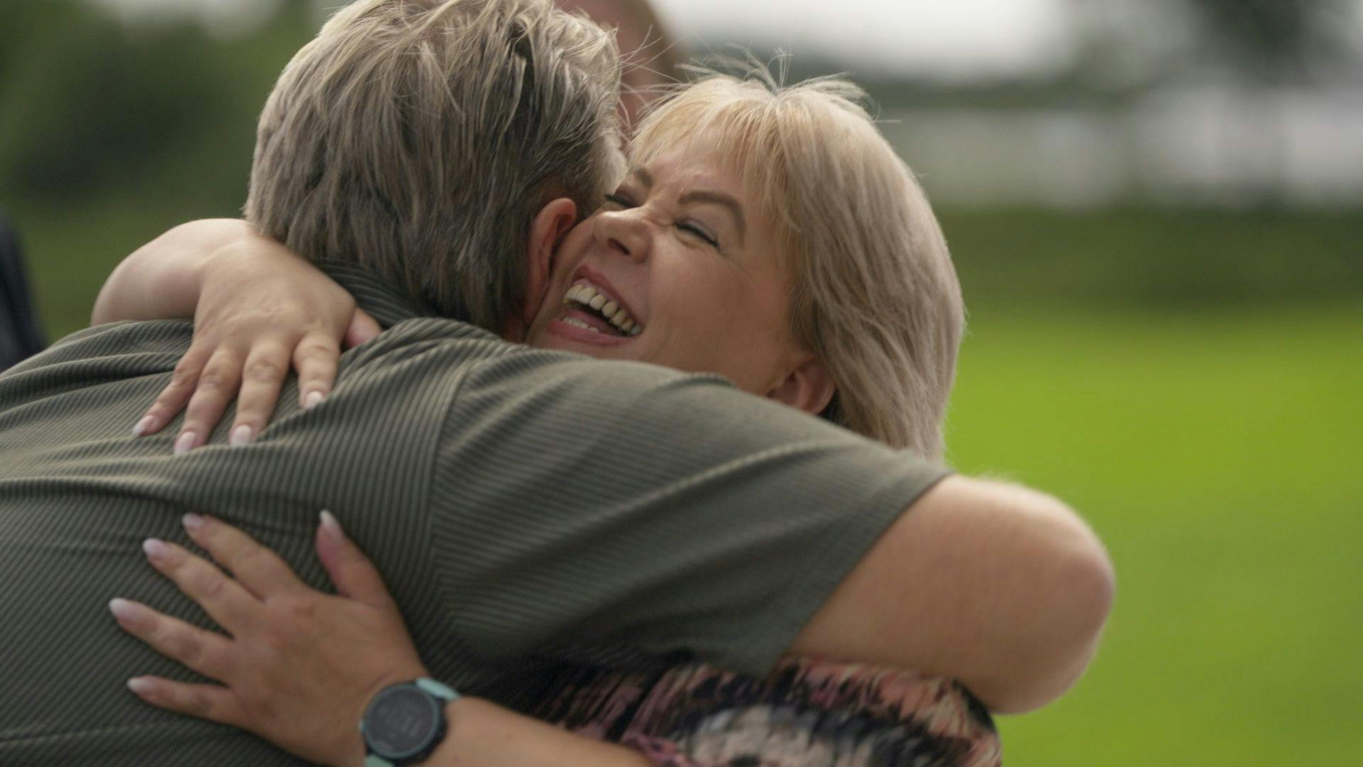 Kandis-Johnny fik et stort kram af sin fan Karina i "Kandis-kuren" på TV 2 Fri.