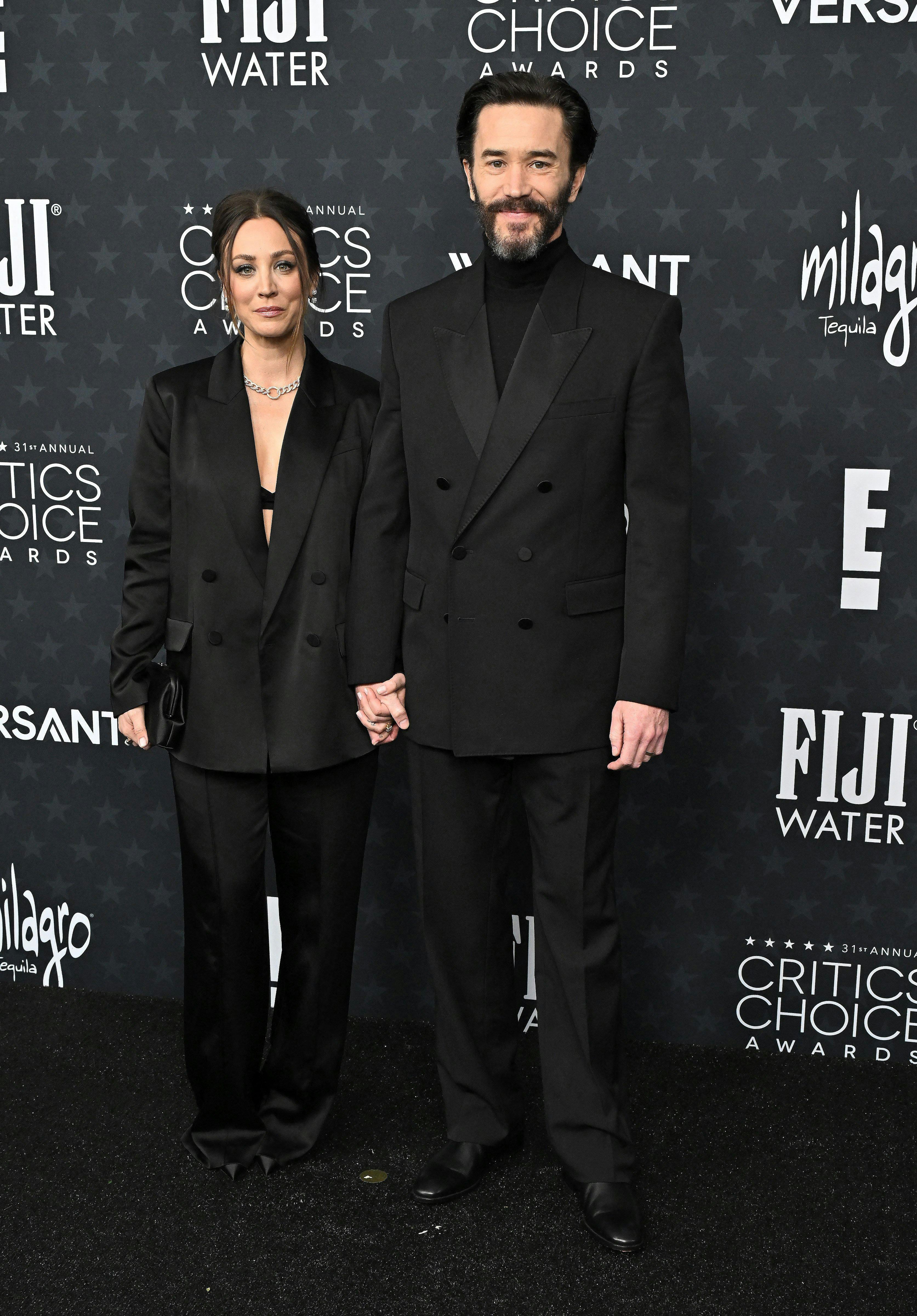 Kaley Cuoco og Tom Pelphrey.