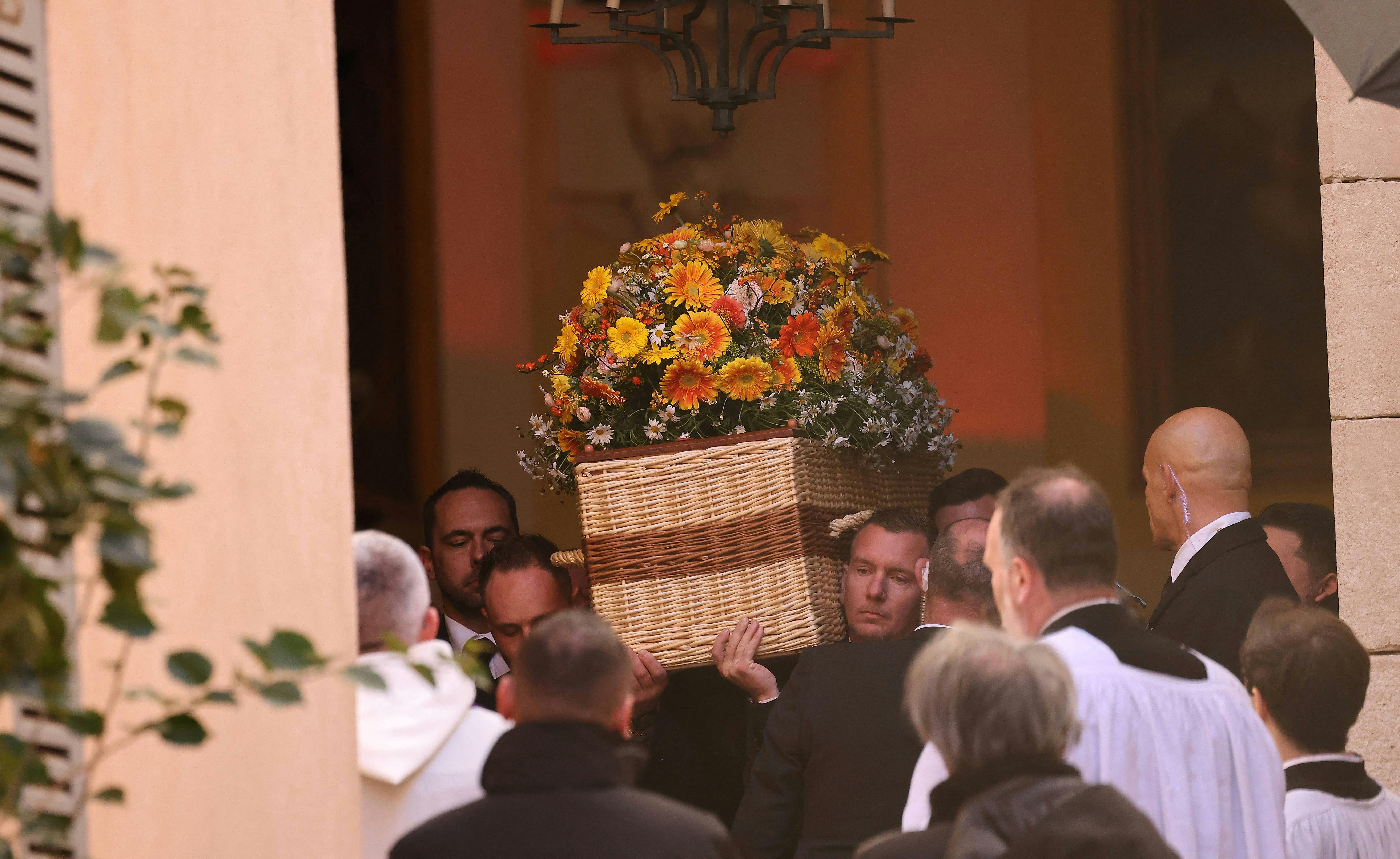 Brigitte Bardot blev begravet fra Notre-Dame de l'Assomption i en kurvekiste.