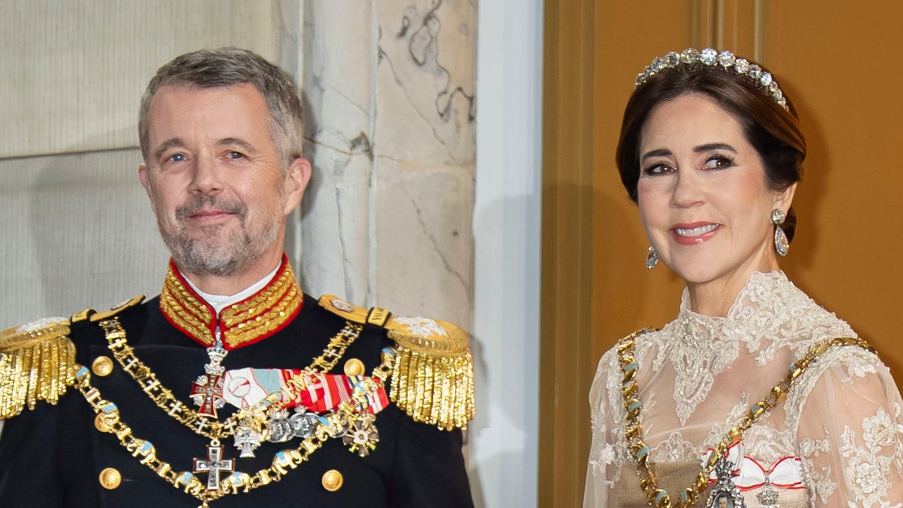 Kong Frederik og dronning Mary får selskab på statsbesøg til Estland og Litauen.