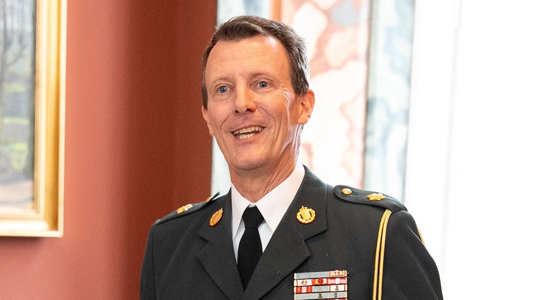 Prins Joachim måtte næsten føle sig overvåget: Det hang på væggen under  officiel opgave | BILLED-BLADET