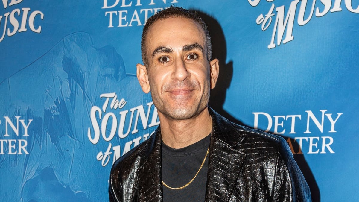 Abdel sætter sit hår, som han vil